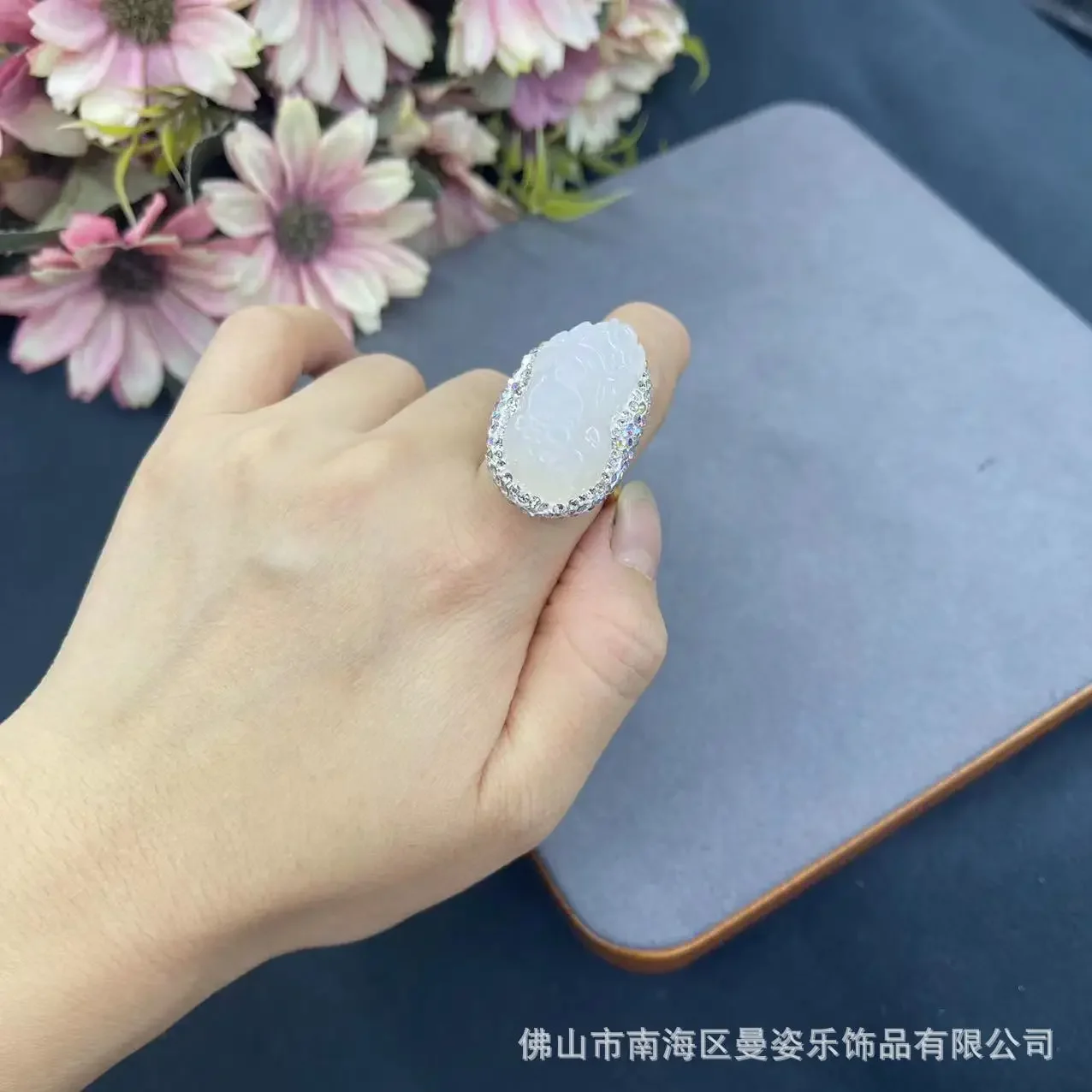 Factory direct sales natural white chalcedony agate Pip live ring, French vintage niche live broadcast hot-selling model