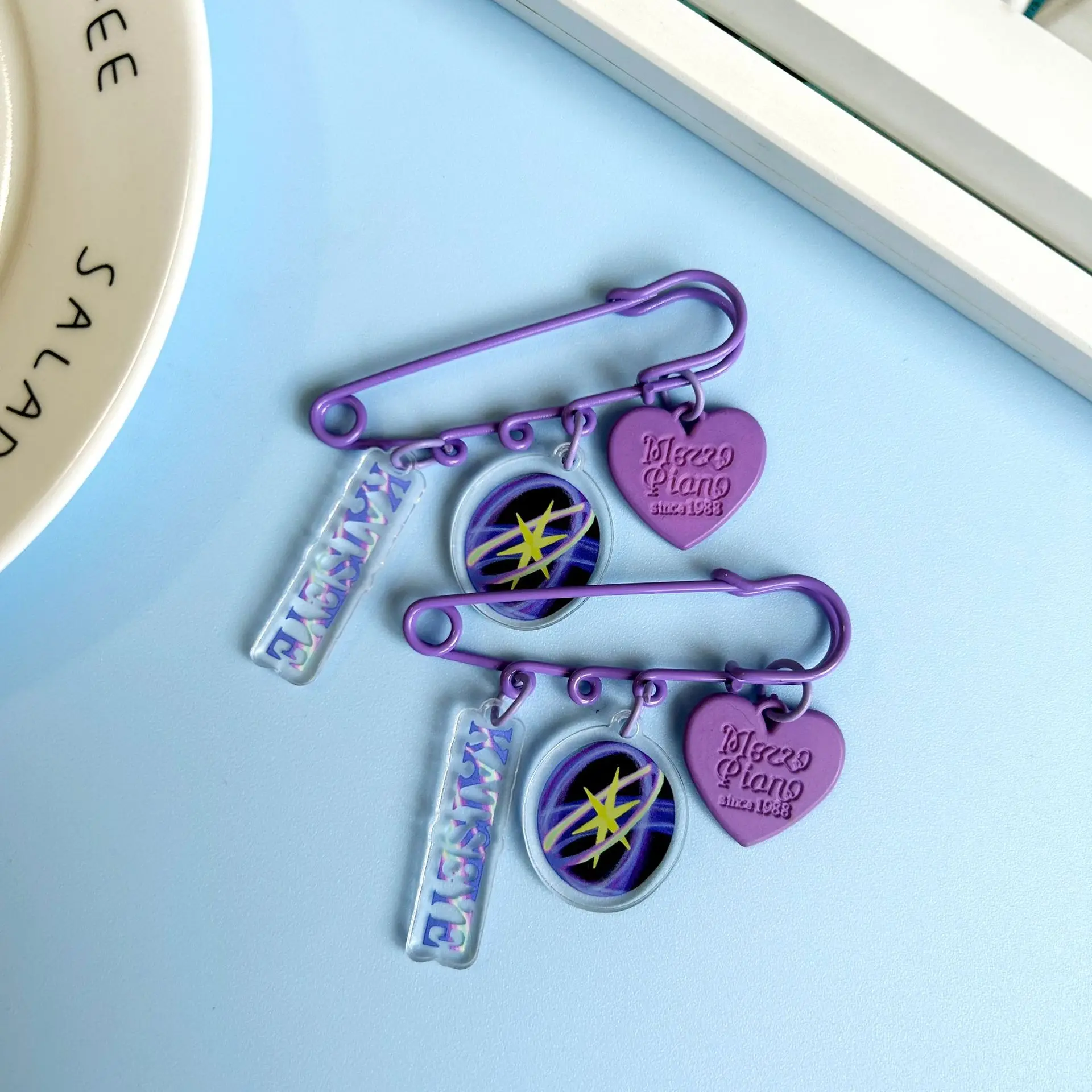 

Kpop KATSEYE Keychain MINI LOGO Pendant Pins Badge Brooch Manon Sophia Yoonchae EYEKONS Fans Collection Gift