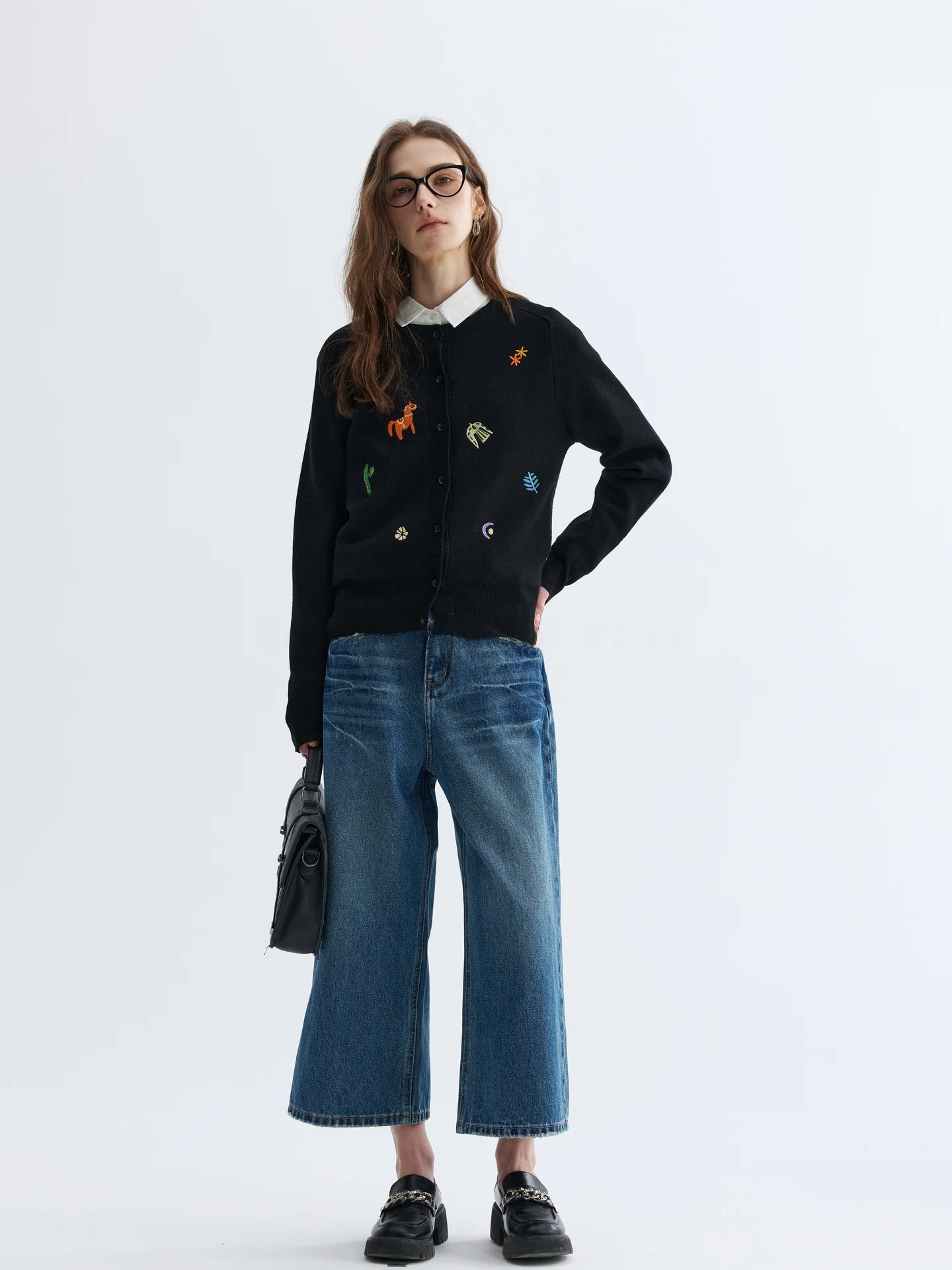 

Женский вязаный кардиган VAJE, джинсы и топ: комплект из трех предметов. Весенний модный повседневный образ для утонченных женщин. Готовый комплект.