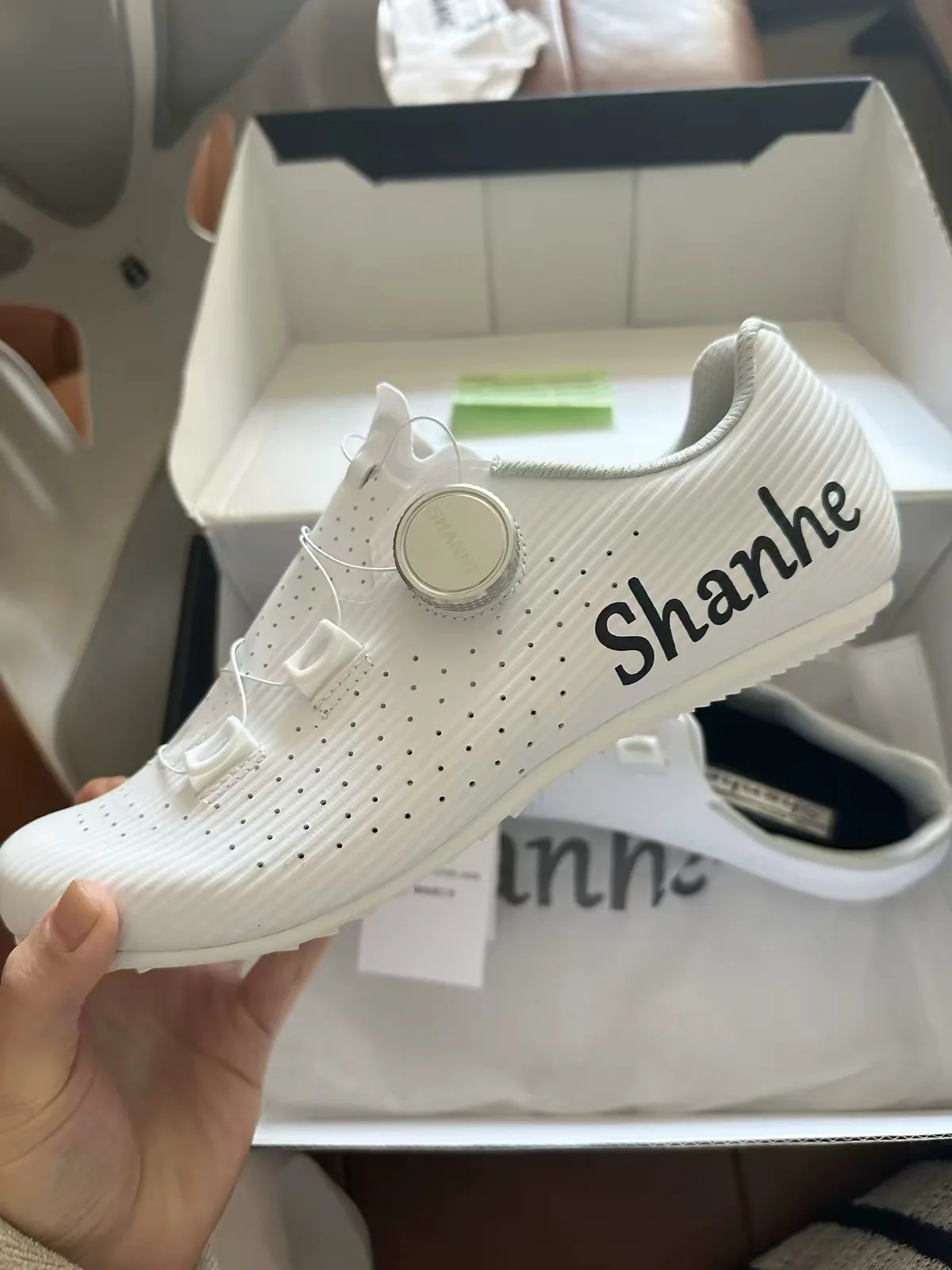 Велотуфли Shanhe RC901 с подошвой из углеродного волокна и вращающейся кнопкой из алюминиевого сплава.