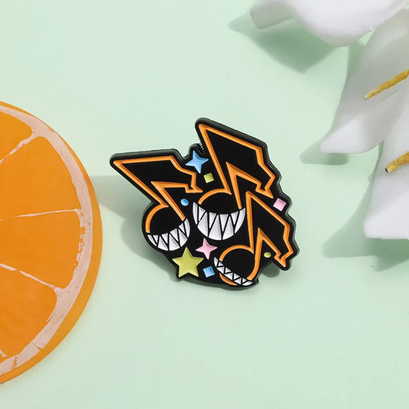 P-e-r-s-o-n-a بروش لعبة كلاسيكية محيط الخزف السلس المينا دبوس قبعة ظهره شارة التلبيب مجوهرات