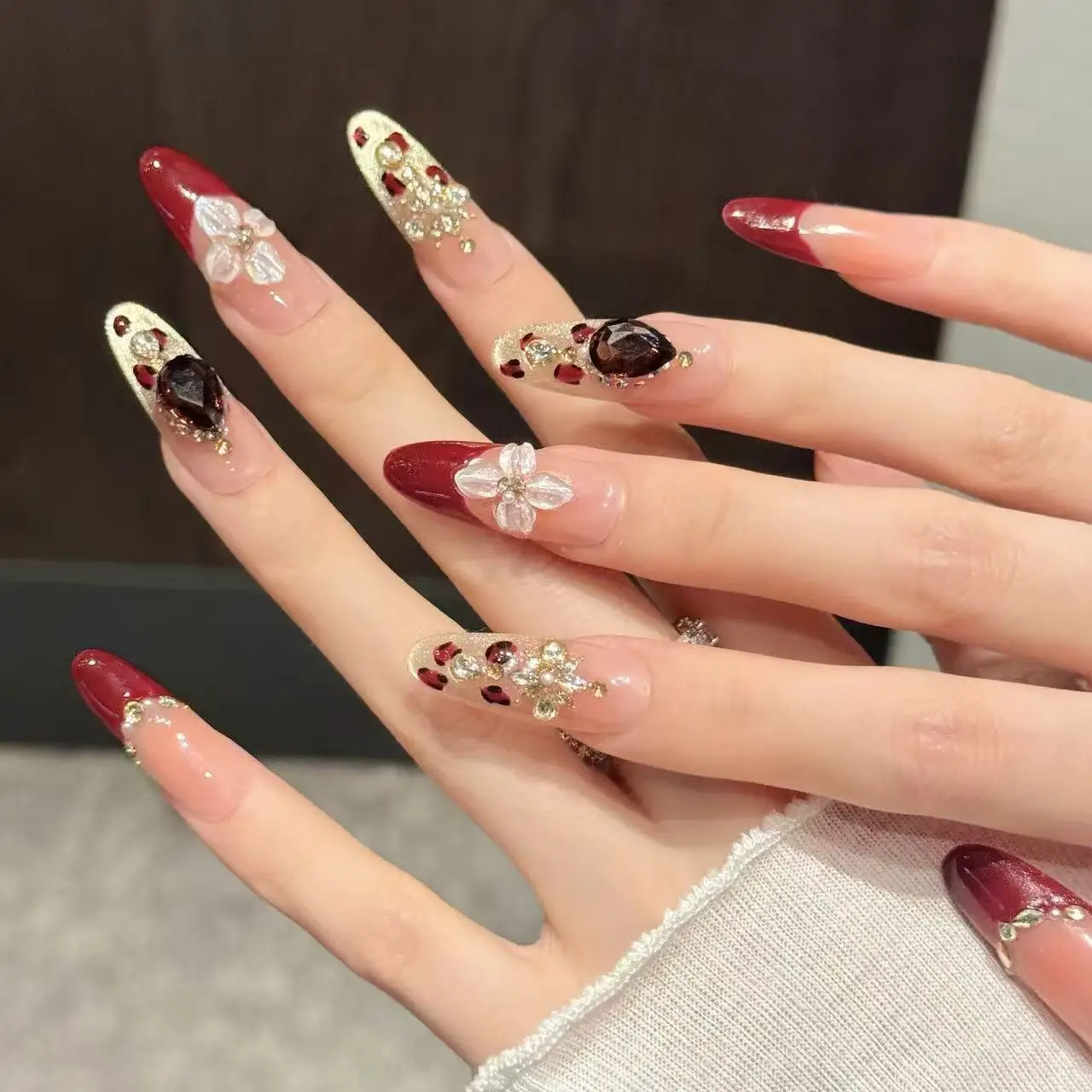 10 個手彫り 3D ホワイトフラワープレスオンネイル手作りレッドヒョウ柄フレンチスタイルフェイクネイル高級ラインストーン偽爪