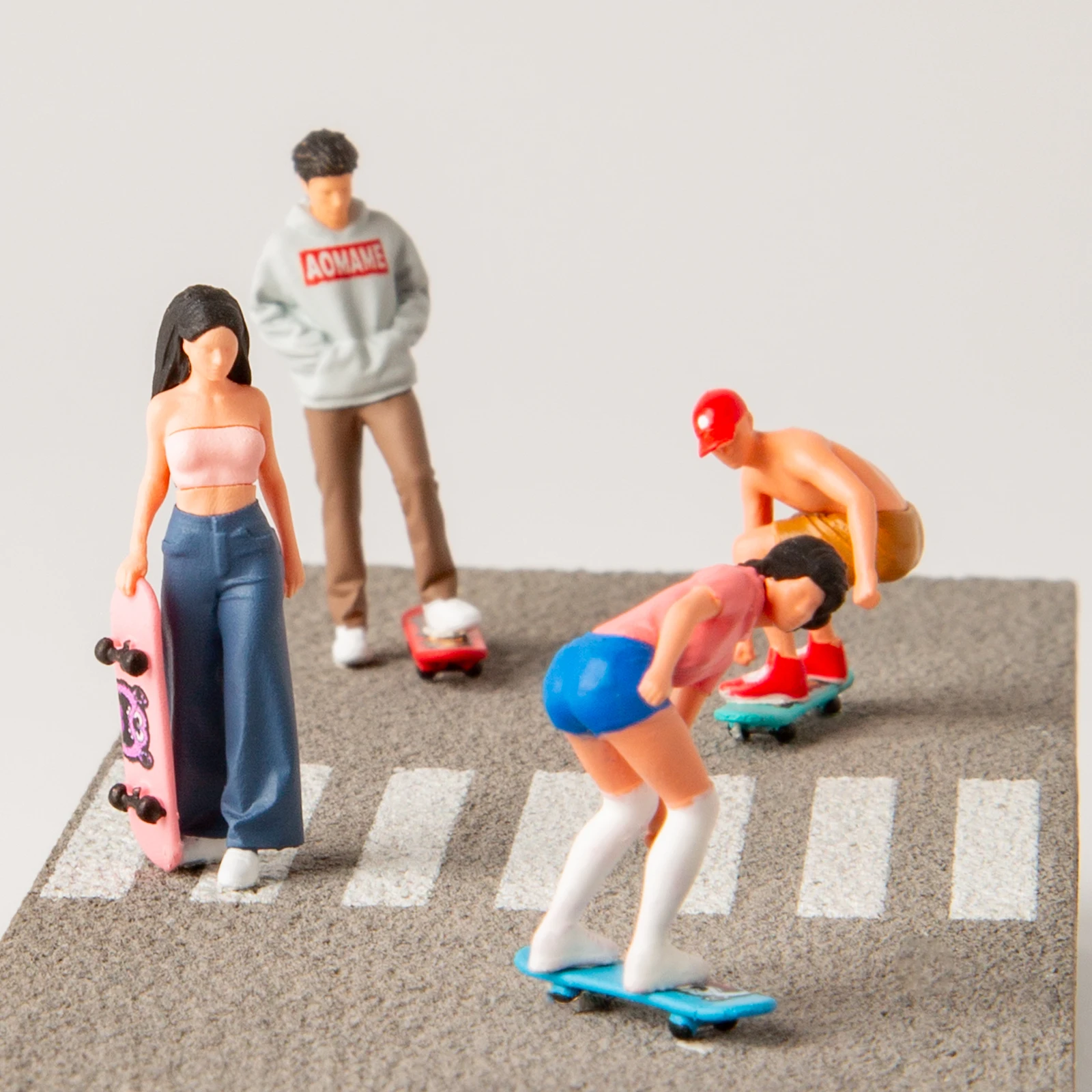 Skateboarder Figures for Skatepark Diorama 1/64 Resin Miniature Street Skaters Diecast Car Display Accessories AFA Model