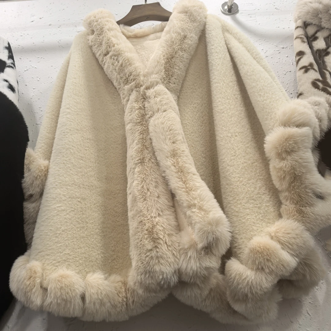 ファッションエレガントなフェイクファーのトリムが付いた厚手のウールのケープコート、ロングポンチョ、女性用冬用暖かい快適なアウターウェア、パーティー、旅行用のマント