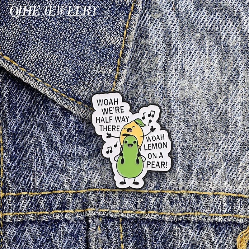 Broche de limón sobre una pera, pin esmaltado, diseño de dibujos animados, letras de canciones de rock clásico con significado diferente al original, broche de frutas, insignia para bolsos y ropa, regalos de joyería
