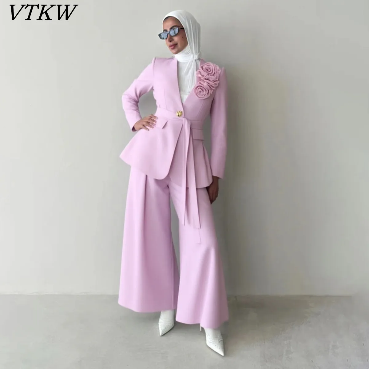 

VTKW Женский весенний комплект из 2 предметов 2025, глубокий V-образный вырез, 3D цветочный галстук на талии, блейзер, широкие брюки, легкий офисный повседневный наряд