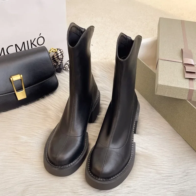 أحذية جلدية جديدة للربيع والخريف لعام 2025 بكعب عالي على شكل حرف V أحذية قصيرة بنعل سميك أحذية نسائية راقية #2