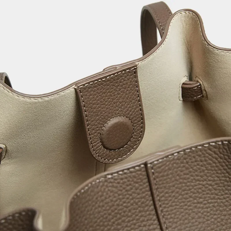 2026 الفاخرة مصمم حمل حقيبة جلد البقر المرأة حقيبة كتف سعة كبيرة موضة الجناح على شكل حقائب يد جلدية حقيقية #5