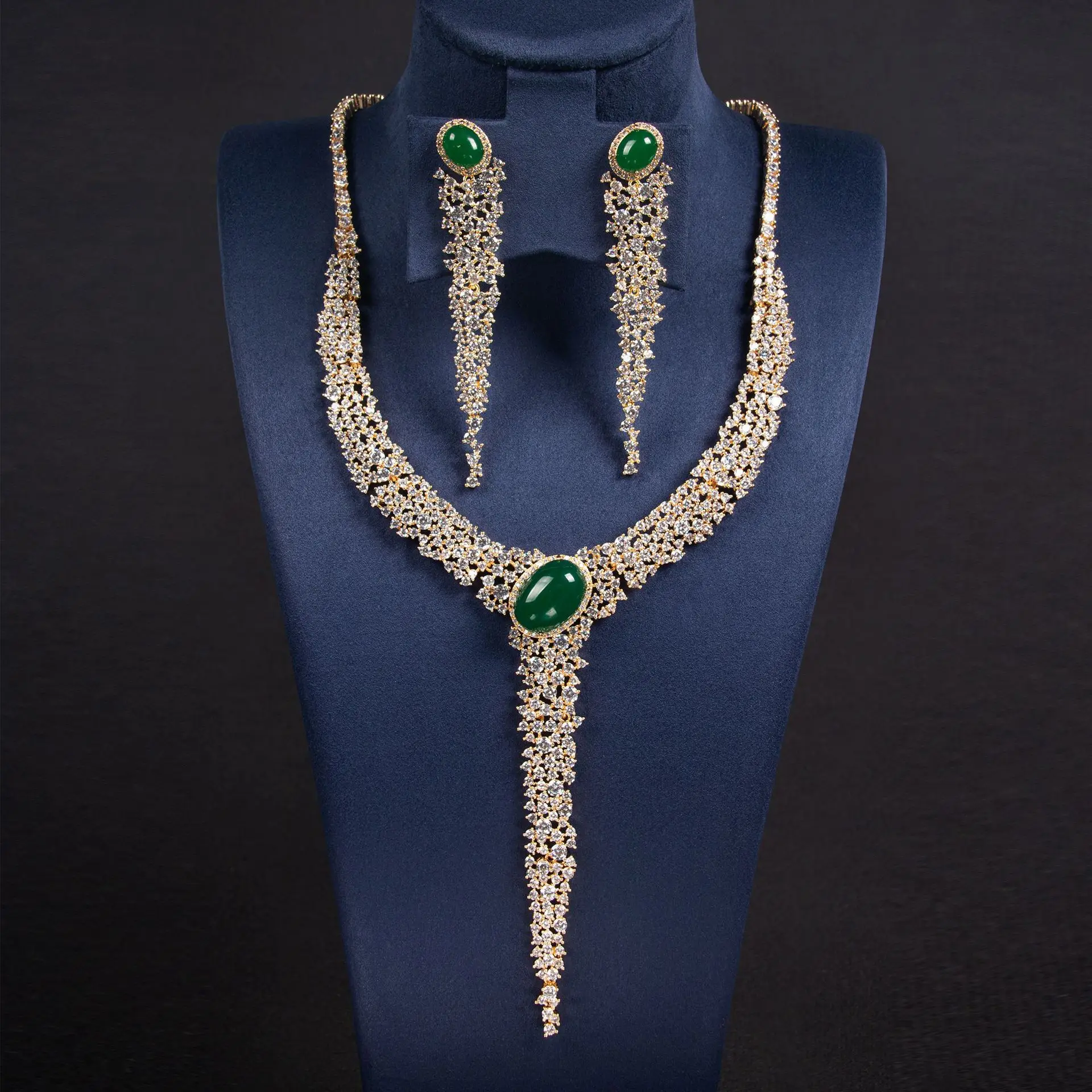 

European and American diamond-encrusted hollow round necklace fashion light luxury collarbone chain temperament personality high