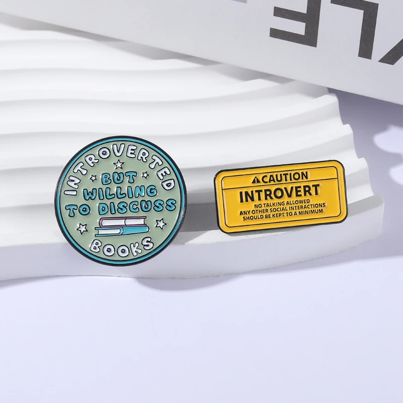 주의! 내성적인 사람의 명언 에나멜 핀, 책에 대해 이야기할 준비가 된 내성적인 사람들을 위한 브로치, 옷깃 배지, 친구를 위한 선물