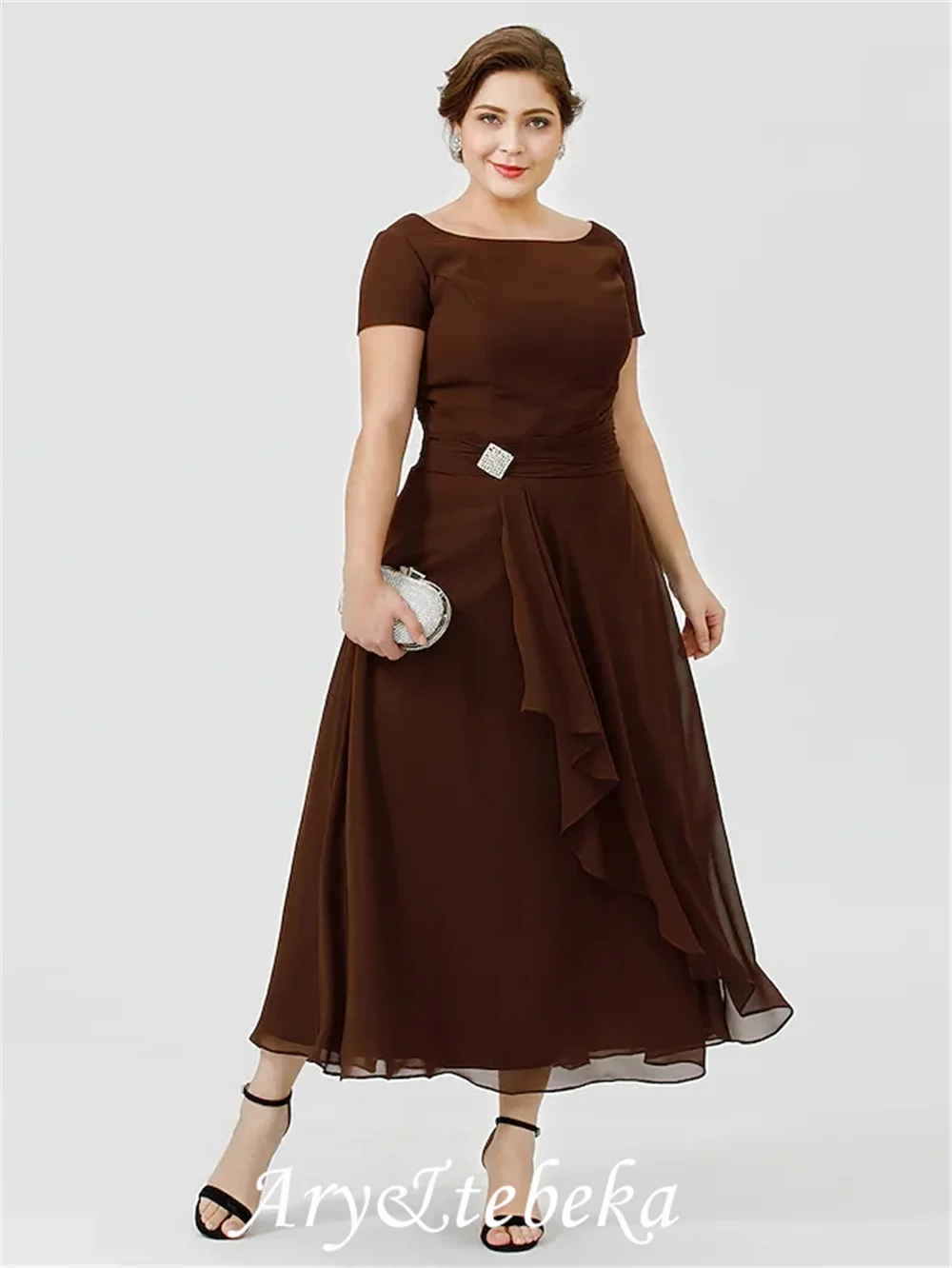 

A-Line Mother of the Bride Dress Elegant Glamorous Plus Size Bateau Neck Tea Length Chiffon Short Sleeve with Crystal Brooch