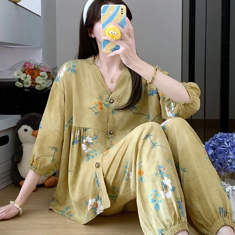 The Spring and Summer Pajama Woman's Cotton Silk Suit with A V-neck Is A Sexy and Thin Style That Can Be Worn on The Outside