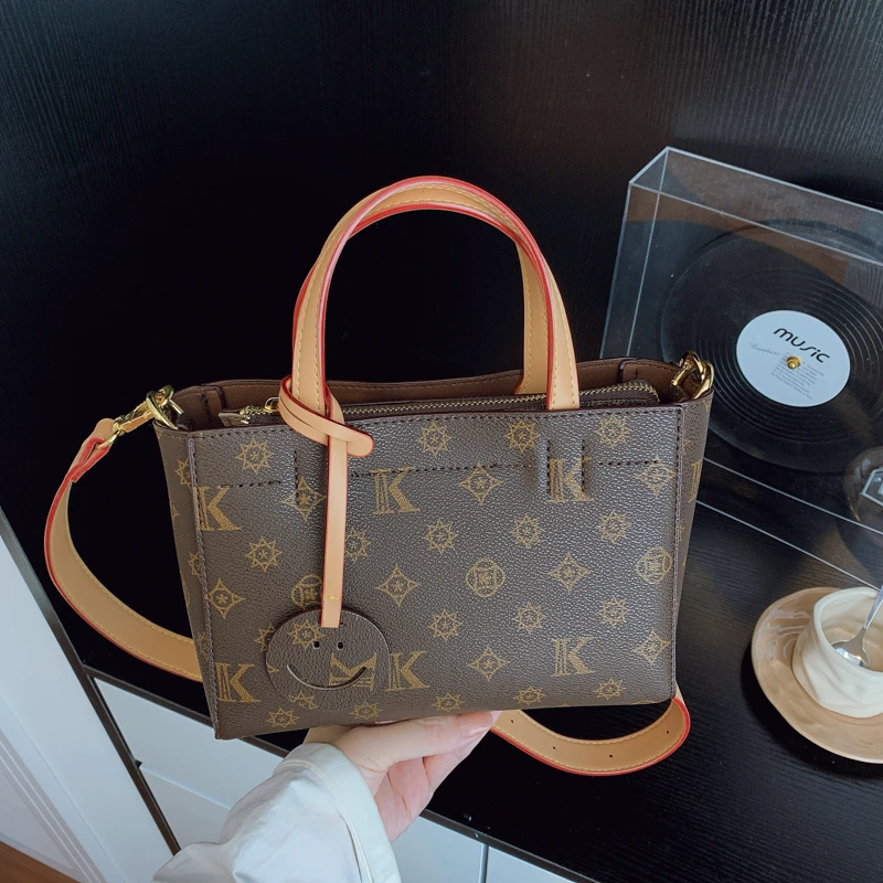 

Классическая кожаная большая сумка для женщин, плечевой ремень и просторная, элегантная популярная сумка люксового бренда для женщин