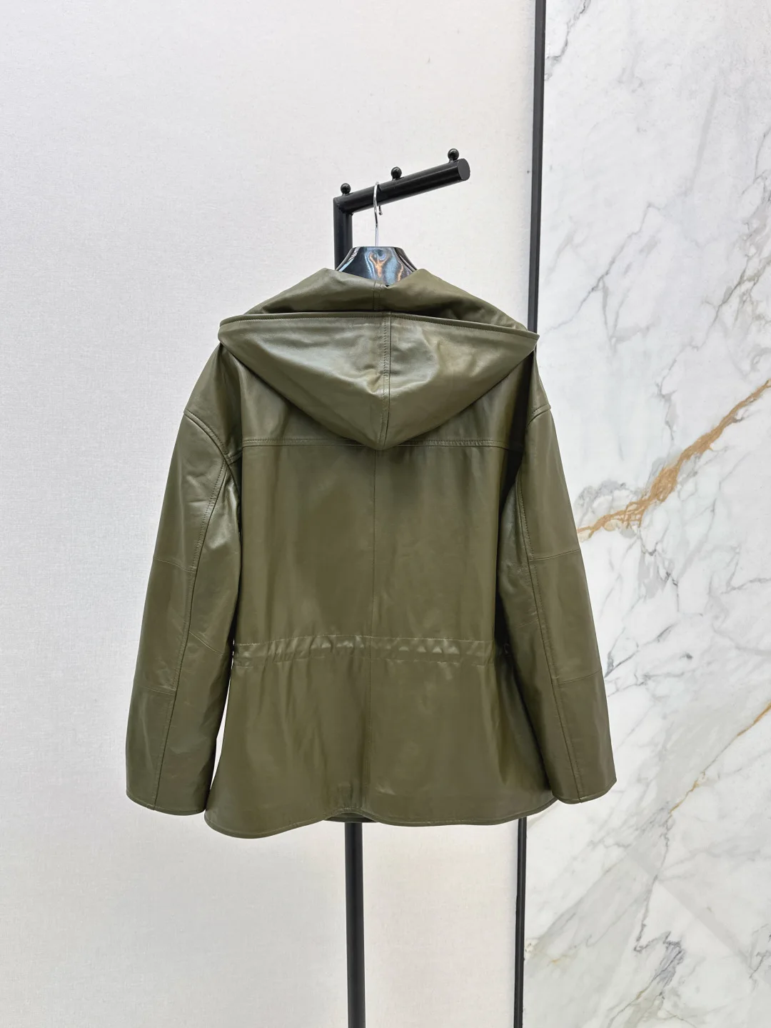 Giacca in vera pelle con cappuccio con tasche decorative: elegante, elegante e morbida.