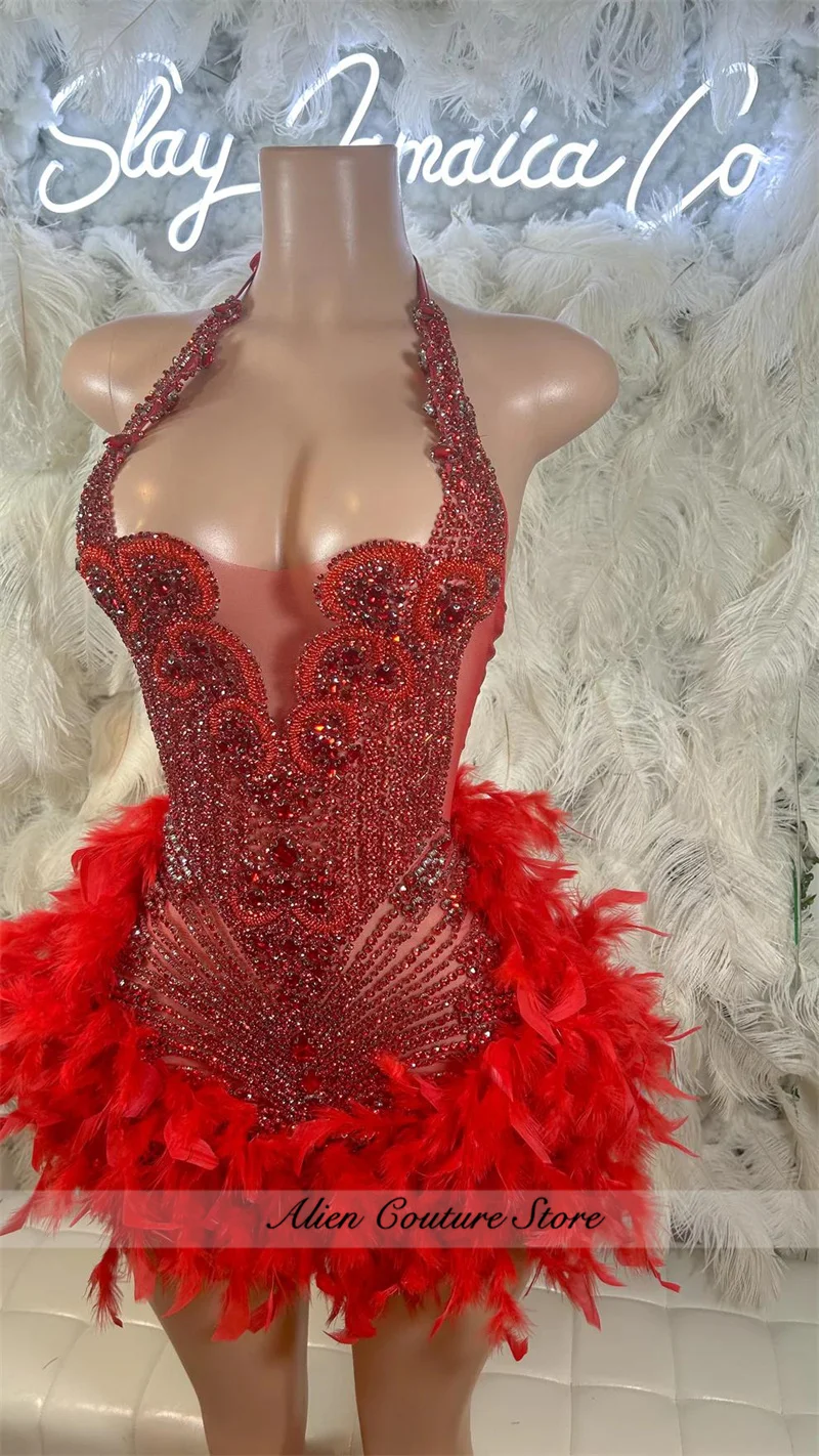 Abito corto da ballo corto in cristallo rosso brillante per ragazza nera Abito da cocktail per anziani Abito da festa di compleanno 2025 Piume Personalizzabili