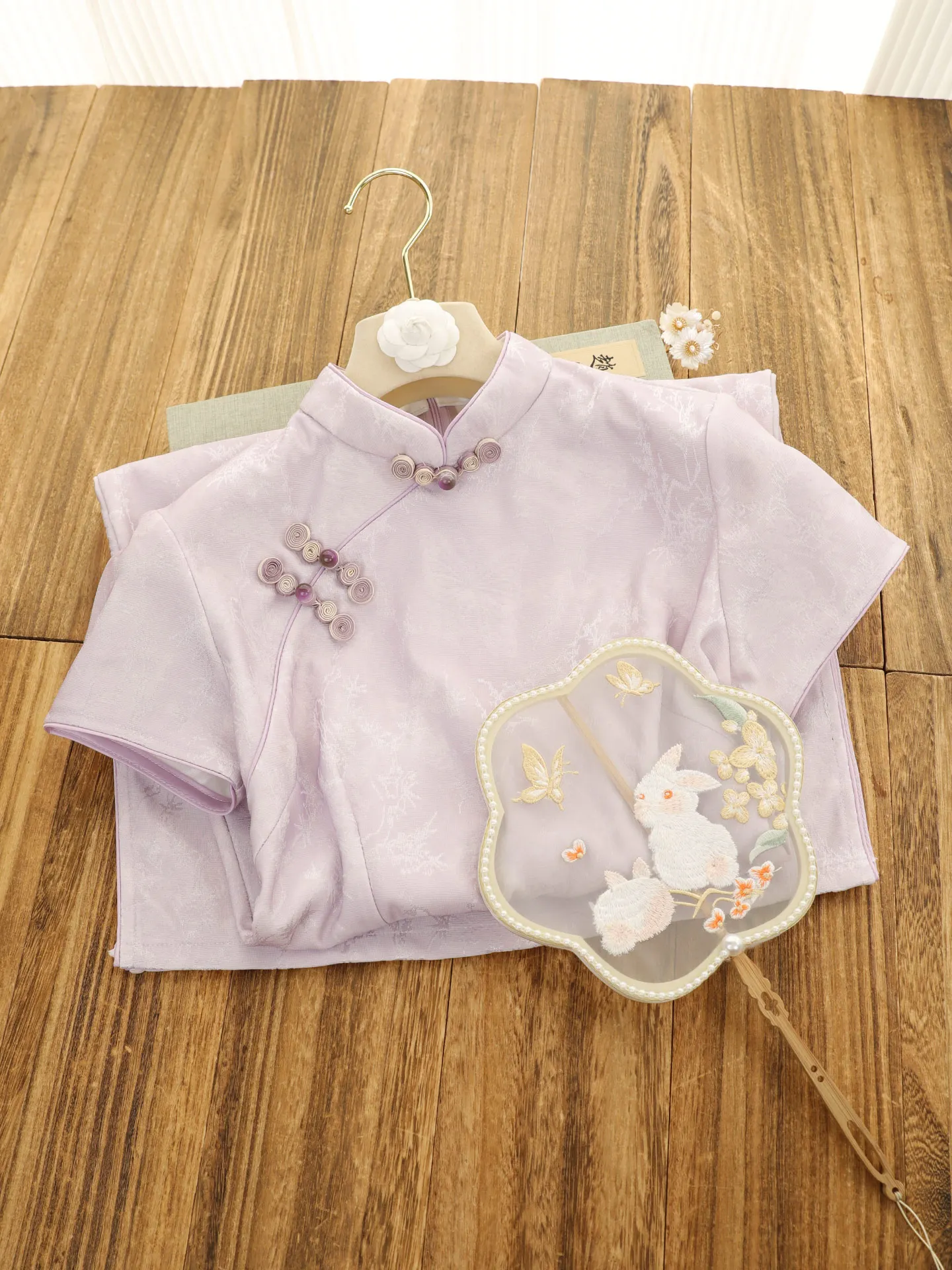 

Новое фиолетовое короткое ципао для женщин: офисный стиль, весенняя коллекция, традиционное китайское платье