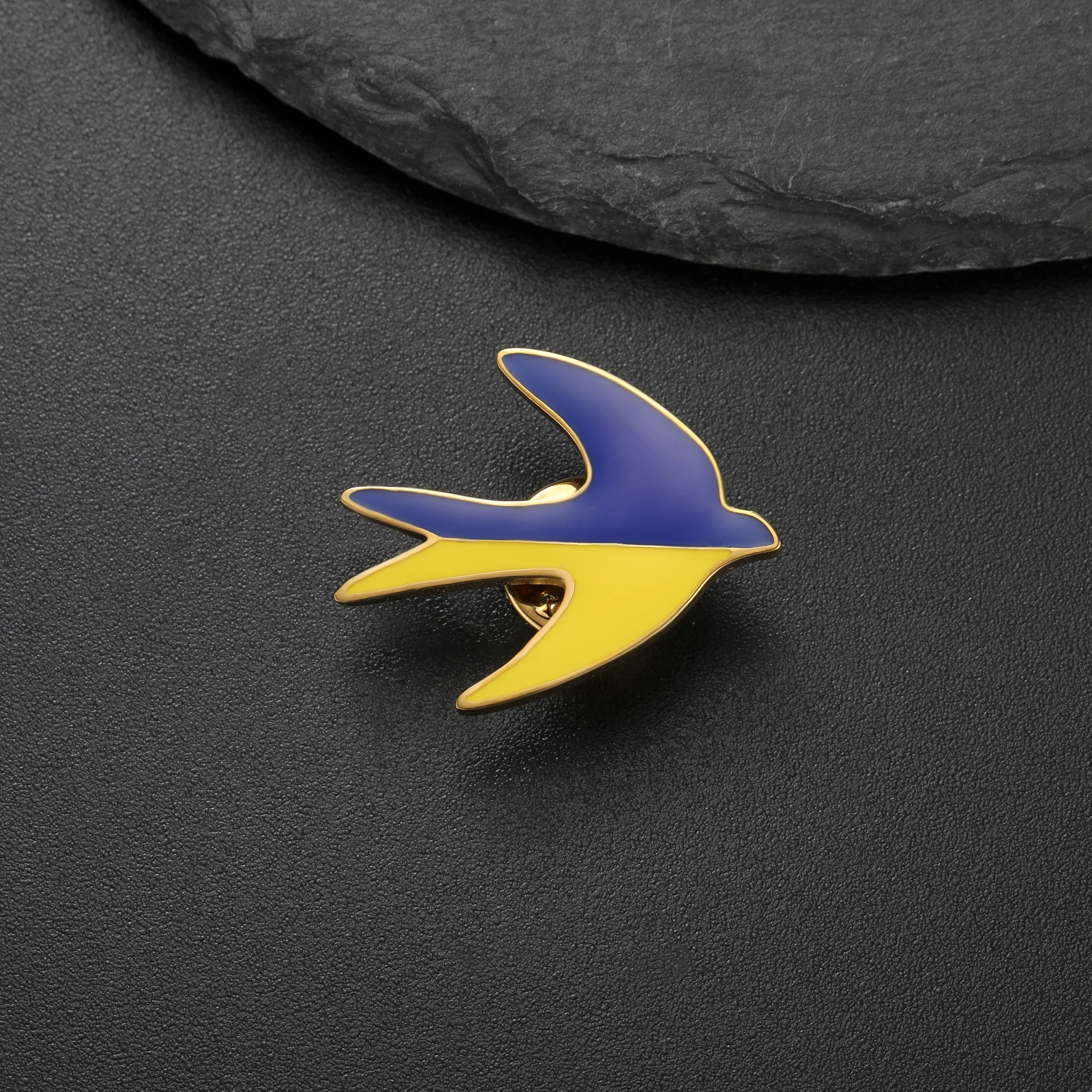 Ukraine Swallow Enamel Lapel Pin Blue Yellow Flying Swallow Bird Brooch Metal Badge Pin for Jacket Backpack Hat Decor Gift