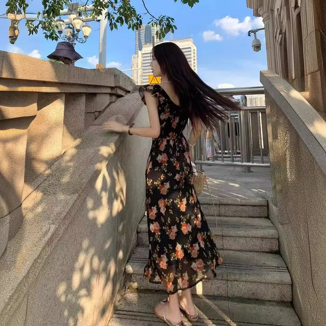 French retro floral dress for women's summer 2025 new style with flying sleeves and a waist cinching A-line long skirt