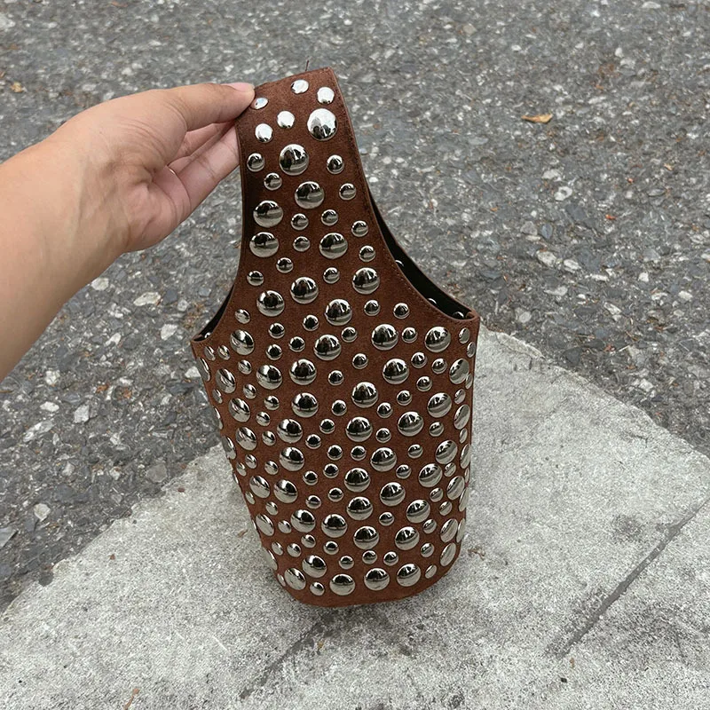 

Женская сумка в стиле ретро в стиле панк, европейско-американская модная легкая роскошная расширенная сумка с заклепками в горошек, сумка-ведро под мышками, сумка на плечо