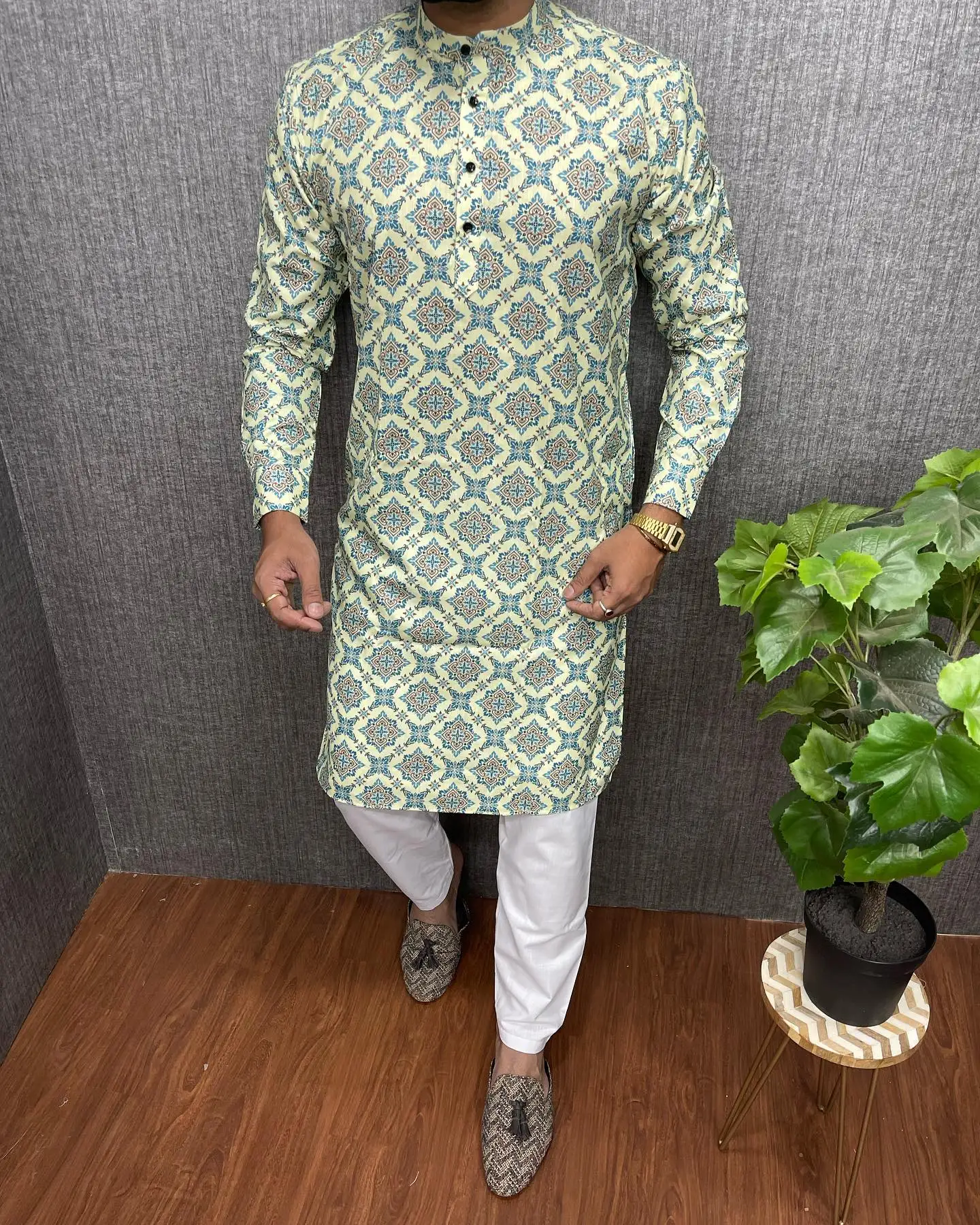 نسخة 2026 من نمط الشرق الأوسط رداء إسلامي شخصية برونزية متوسطة الطول بأكمام طويلة فستان عربي إسلامي للرجال #4