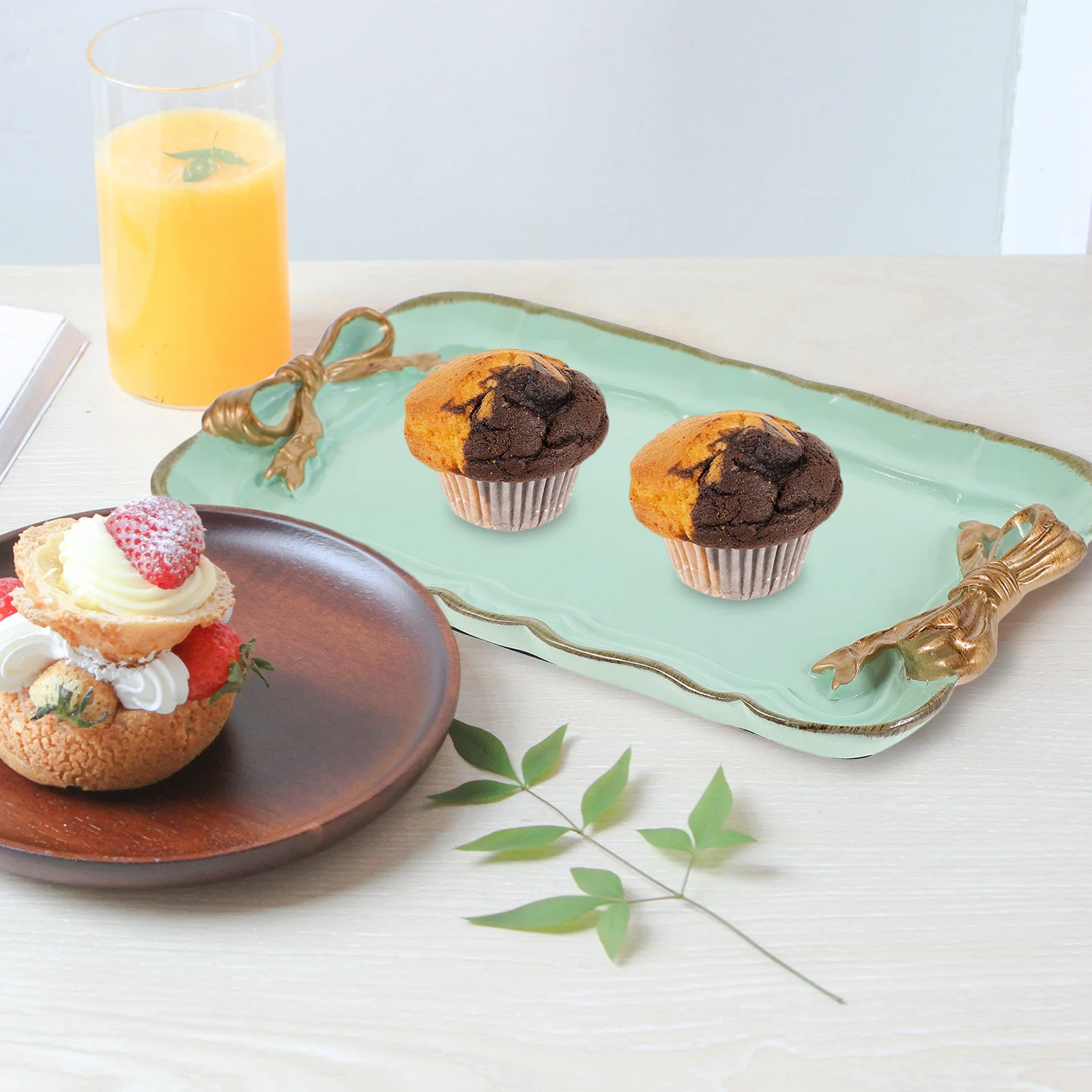 

Vintage Style Resin Fruit Plate Serving Tray for Dessert Snacks Storage Decorative Tableware for Home Office Party Coffee Table