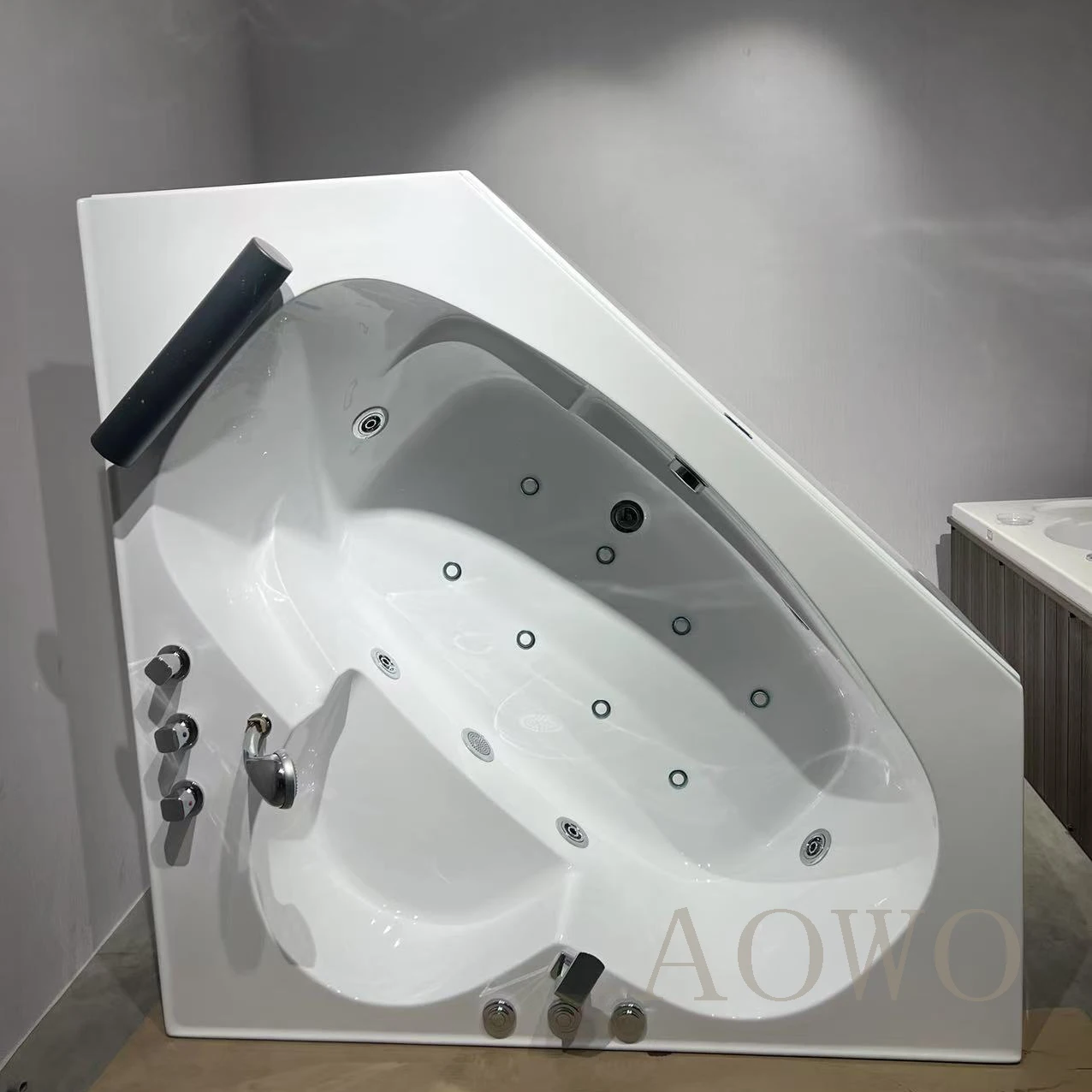 AOWO Foshan بالجملة رخيصة الثمن حوض استحمام زاوية أكريليك نقي مع أنبوب تدليك سبا حصيرة دش مجموعة صغيرة صغيرة