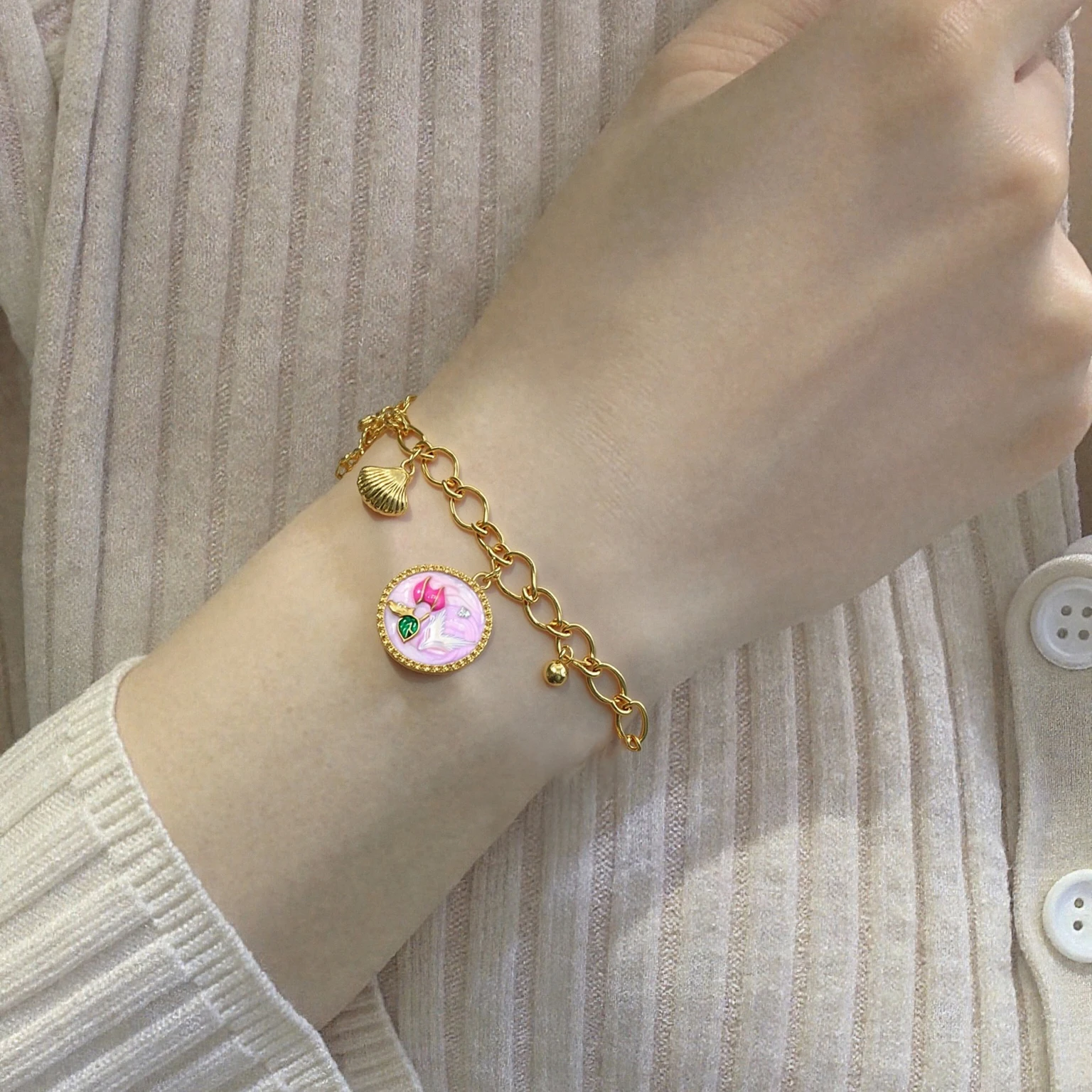 

SOVOB Trendy 18K Gold-Plated Round Enamel 3D Fishtail Pendant Bracelet for Women Stainless Steel Wear Fashion Aesthetic Jewelry