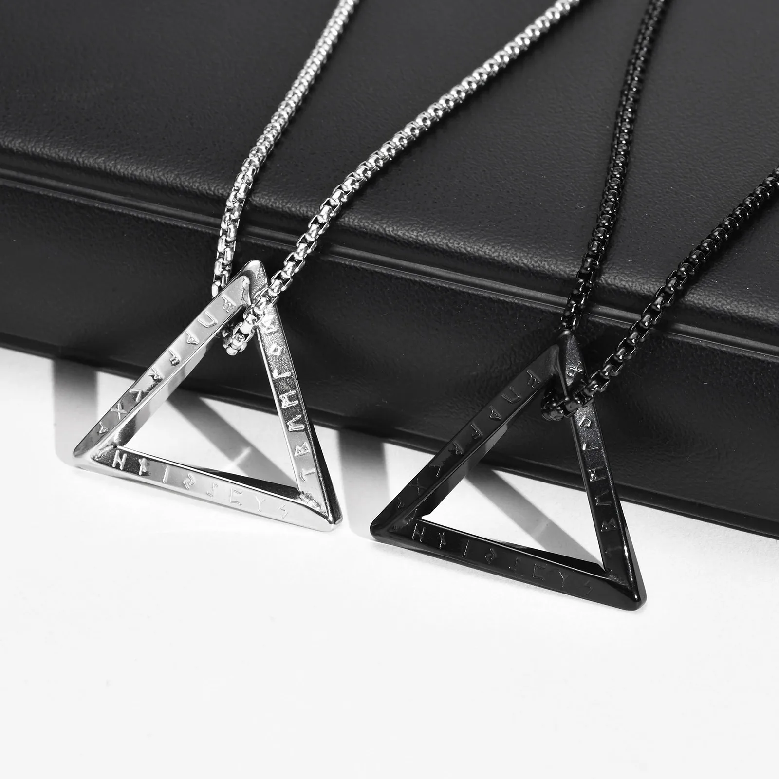 Stilvolle Amulett Nordischen Viking Halsketten für Männer, wasserdichte Edelstahl Dreieck Anhänger Kragen mit 55/60/70cm Box Kette – Detail 4