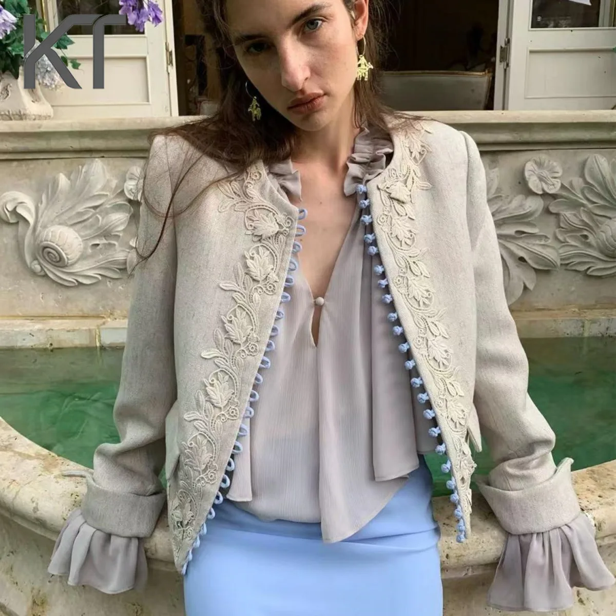 

Элегантный винтажный блейзер KT для женщин с вышивкой, цветочным кружевом и синими помпонами, укороченный, для повседневной и деловой носки