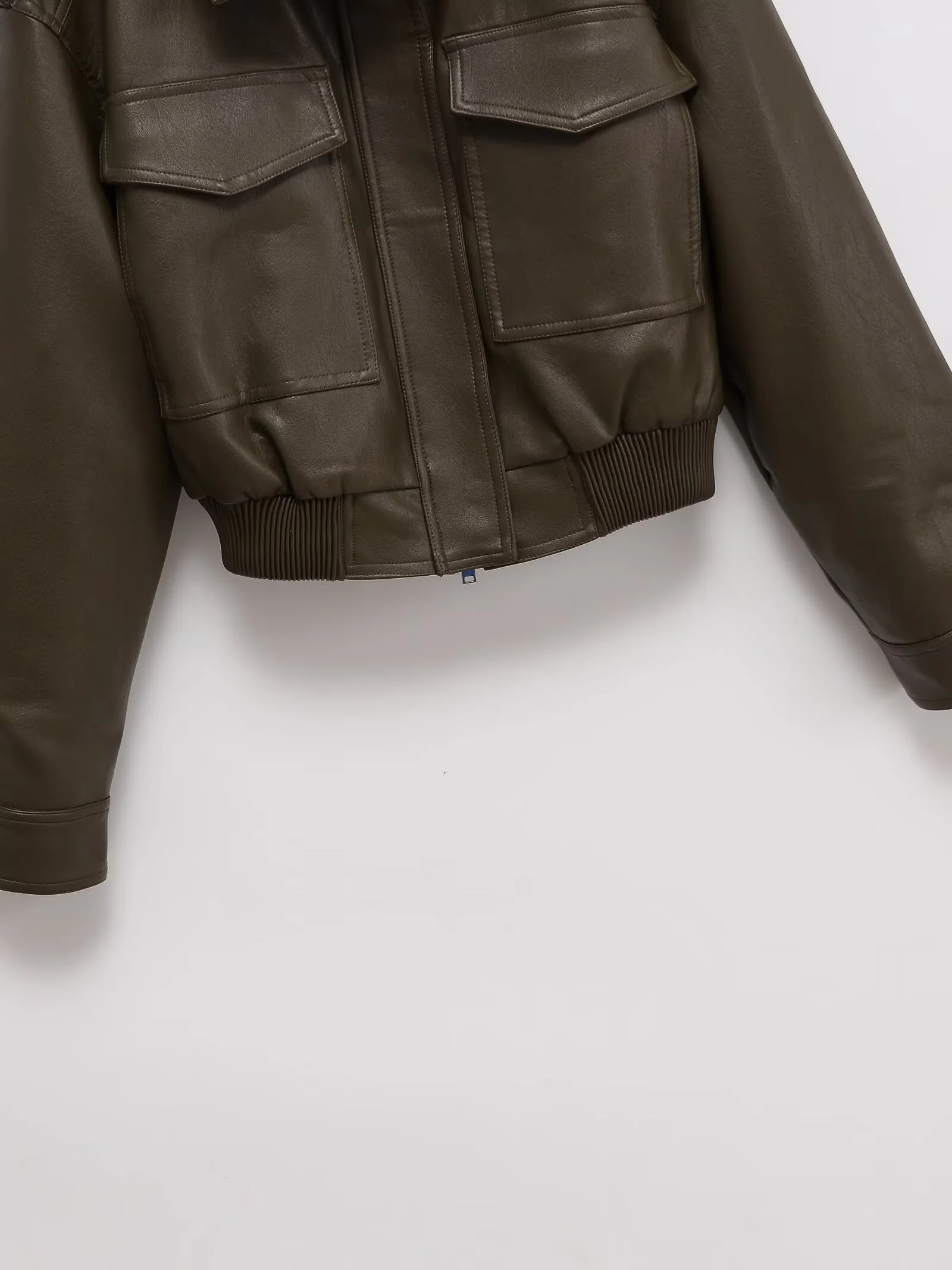 UNIZERA2025 otoño nueva mujer retro Bolsillo grande ropa de trabajo cremallera cuello alto imitación cuero suelta Chaqueta corta de manga larga