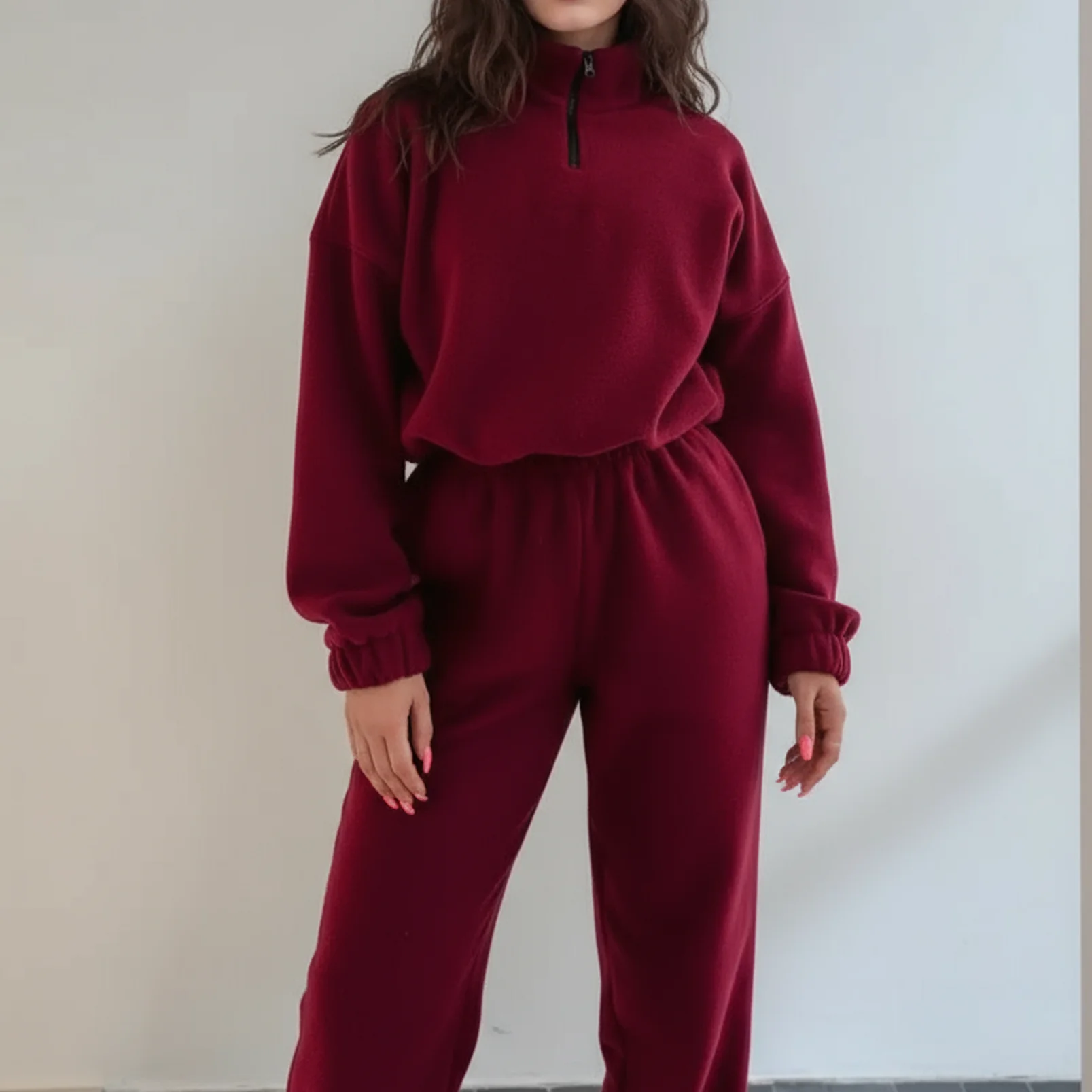 

Осенне-зимний однотонный комплект из двух предметов: свободная толстовка на молнии с воротником-стойкой и повседневные брюки. Удобная уличная одежда для мужчин.