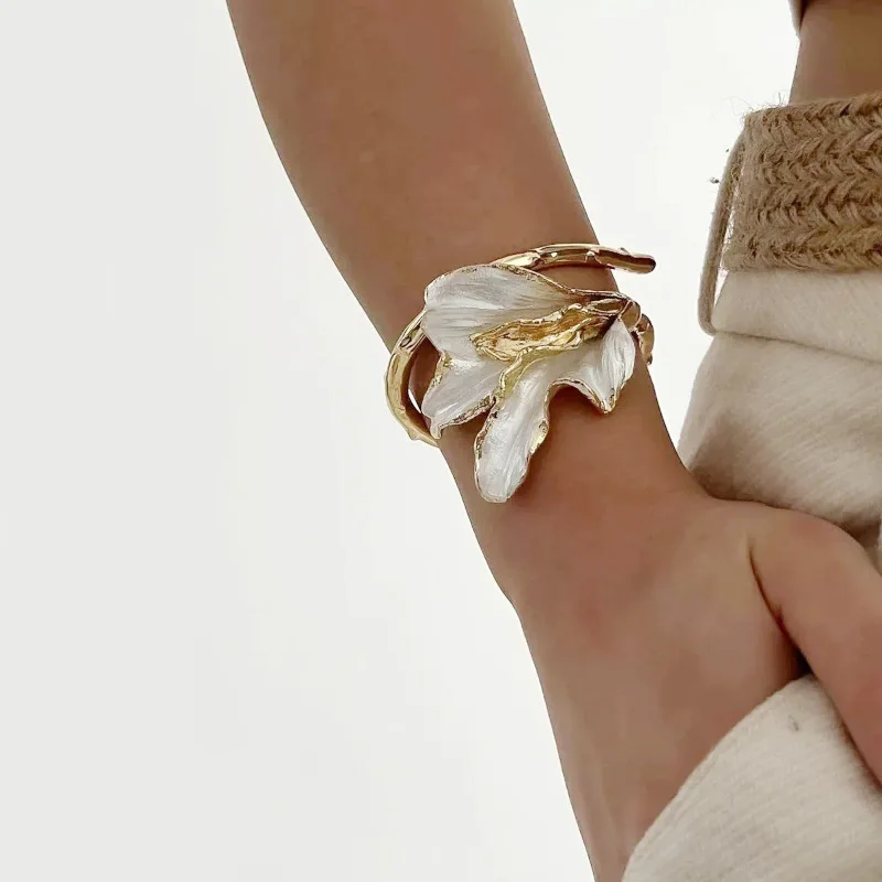 

Enamel glaze gold white contrasting color tulip flower bracelet sweet fashion temperament elastic opening bracelet women