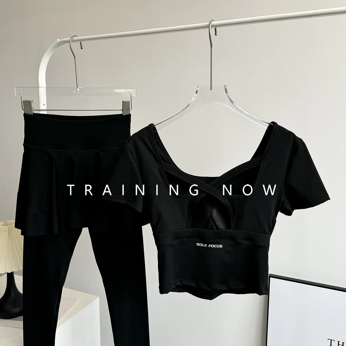 

Костюм для йоги, женский летний сексуальный полый красивый костюм для йоги с короткими рукавами, быстросохнущая спортивная юбка для бадминтона и фитнеса, брюки