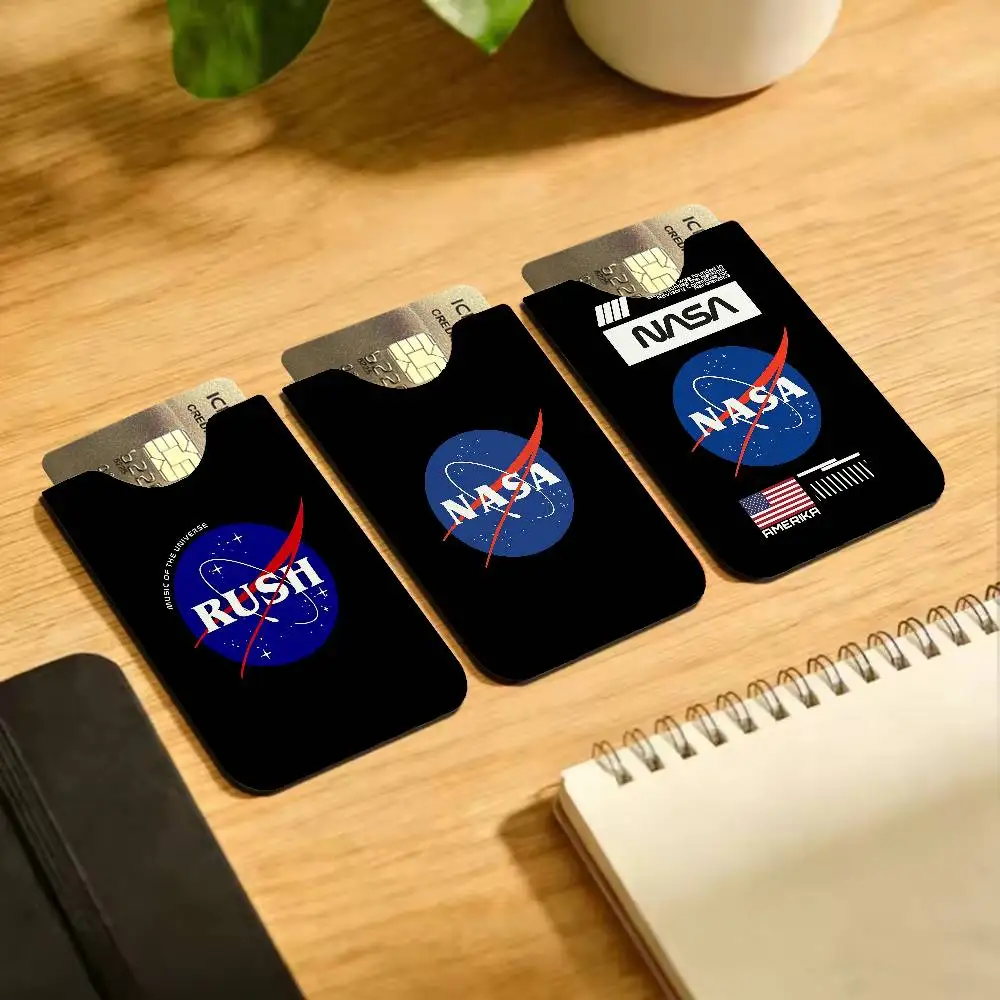 Classic Hit N-NASA-A Lightweight Leather Card Holder Palm Pattern Protective Cover for Bus Card ID Card Compact Size