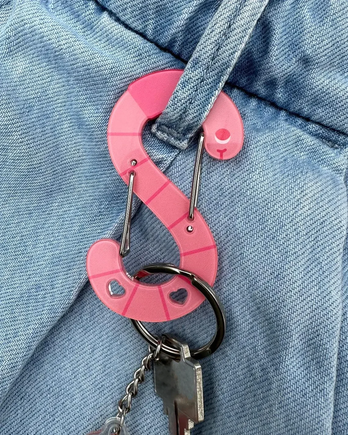 Pink Earthworm Acrylic Carabin - Retro Gaming Keychain ulasan dan harga