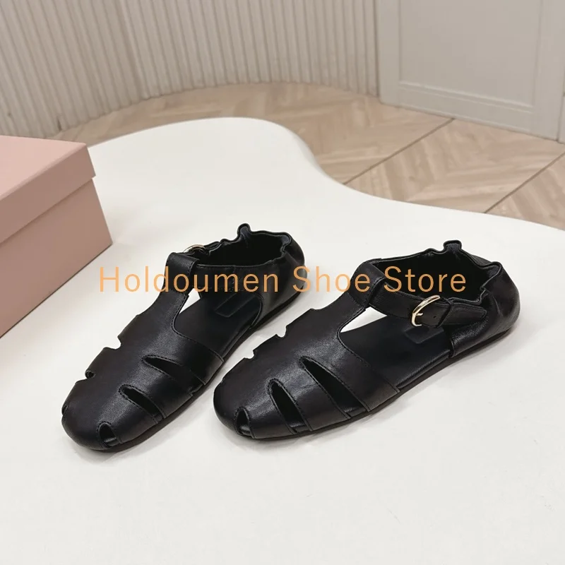

Cute Wrapped Round Toe Hollow Design Roman Sandals 2026 Summer New Pleated Covered Heel Buckle Flat Versatile Women's Sandals
