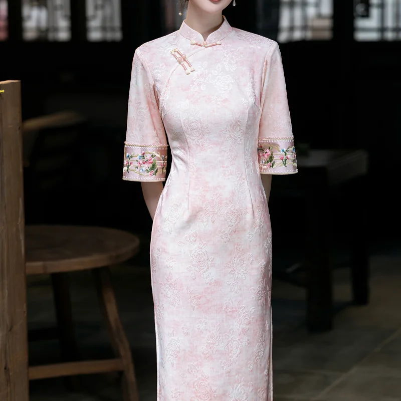 vestido-cheongsam-elegante-de-fiesta-chino-para-mujer-qipao-rosa-jacquard-con-medias-mangas-punos-bordados-cuello-mao-y-abertura-lateral