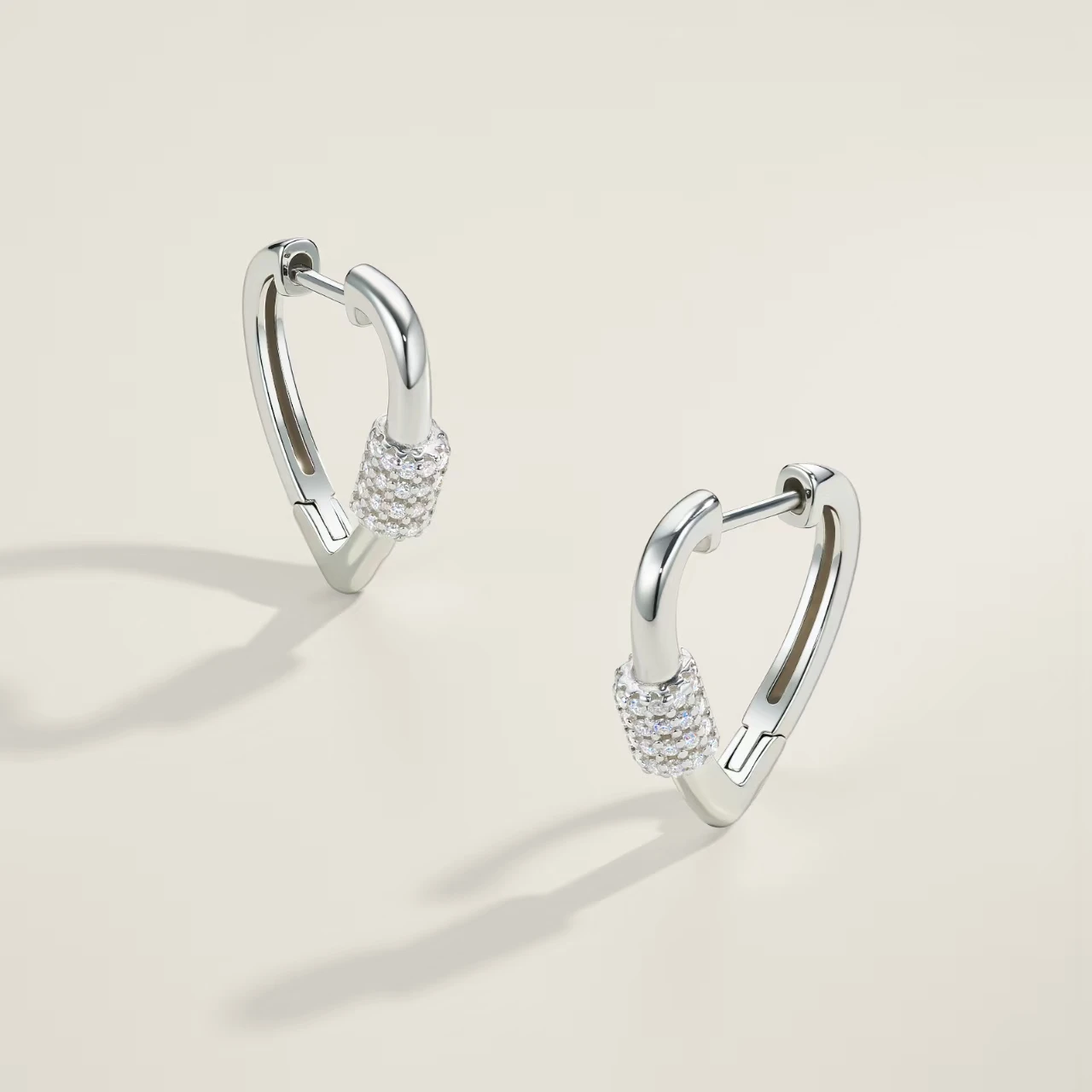 GRA-certified D color VVS1 grade moissanite S925 sterling silver exquisite earrings. Tested by diamond detector. Luxurious weddi