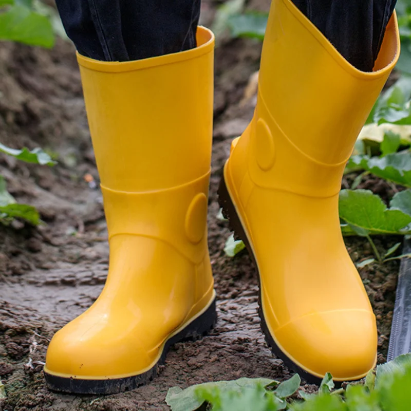 Zapatos impermeables de algodón de tubo medio, zapatos impermeables de tubo medio antigolpes, botas de minería antideslizantes con punta de acero para hombres.