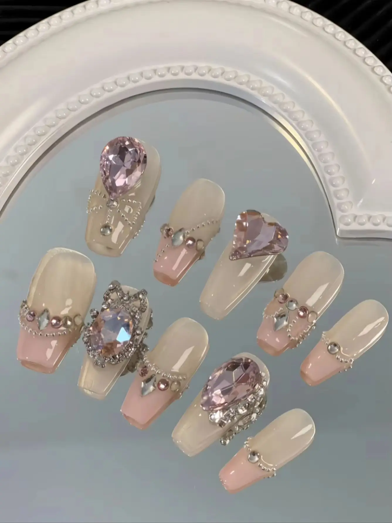 10-Piece Set of Nude Pink Gradient Heavy-Duty Rhinestone Press-On Nails, Luxurious Style, Nude Pink Gradient Base Color, Paired with Oversized Water Drop / Heart-Shaped Rhinestones, Chain Embellishments, and Pearl Accents, Light Luxury and Elegance, Instantly Catches the Eye