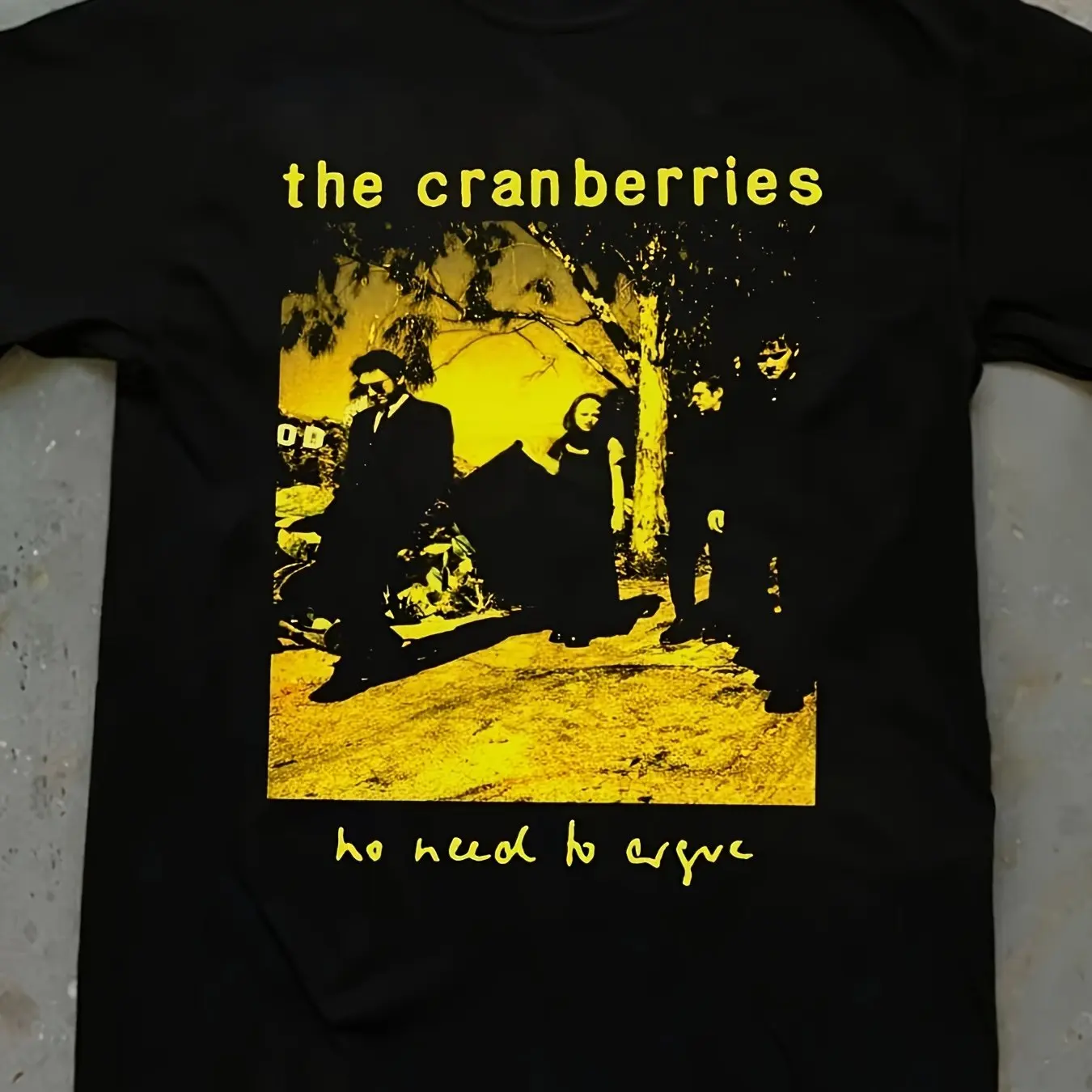 

Футболка унисекс The Cranberries Band с принтом, хлопок, круглый вырез, черная с желтым, без надписи NO HEAD EGYPT, повседневная, с коротким рукавом