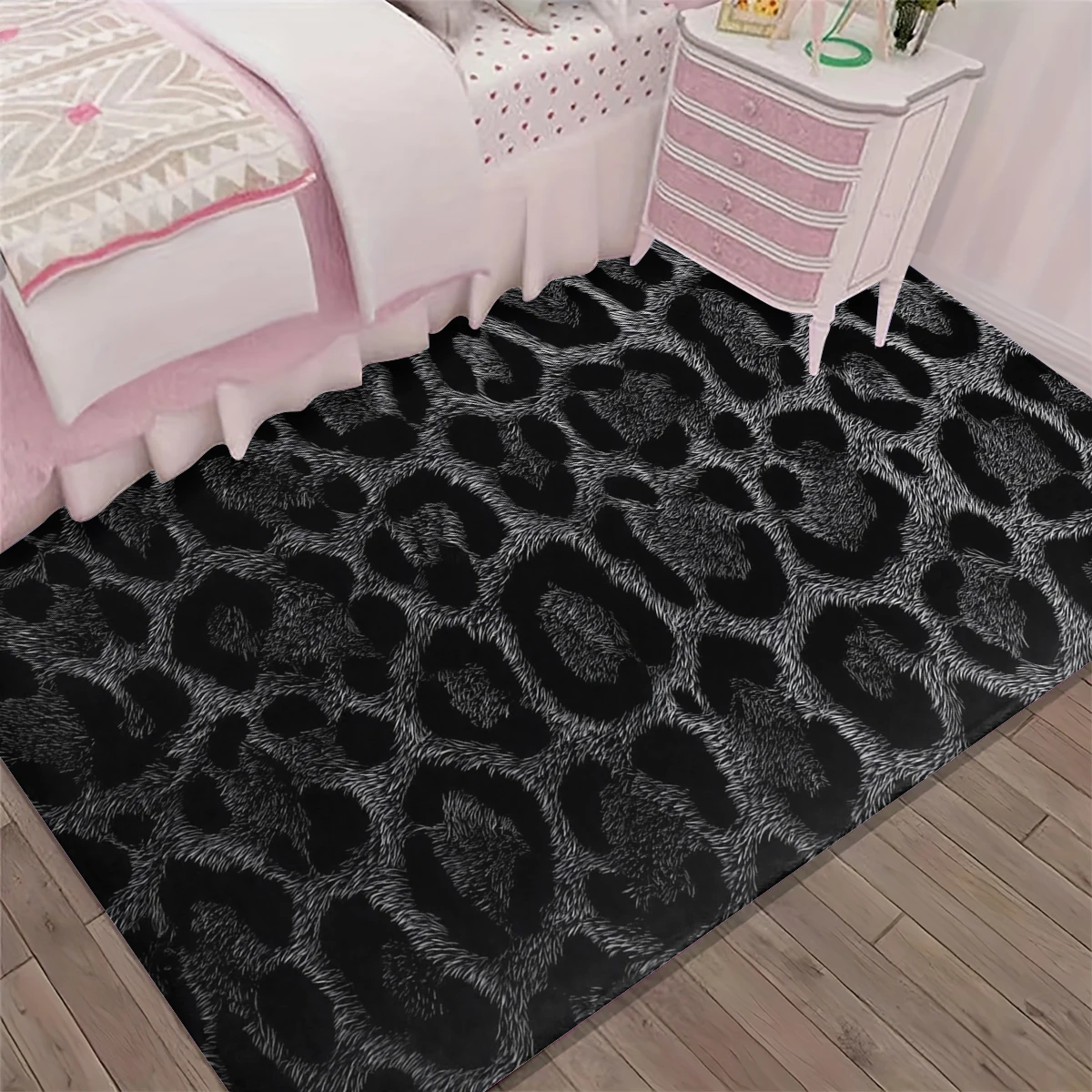 1Pc“ Black and White Leopard Print Floor Mat, Retro Hot Girl Style Bedroom Bedside Mat, Non-Slip and Stain-Resistant.