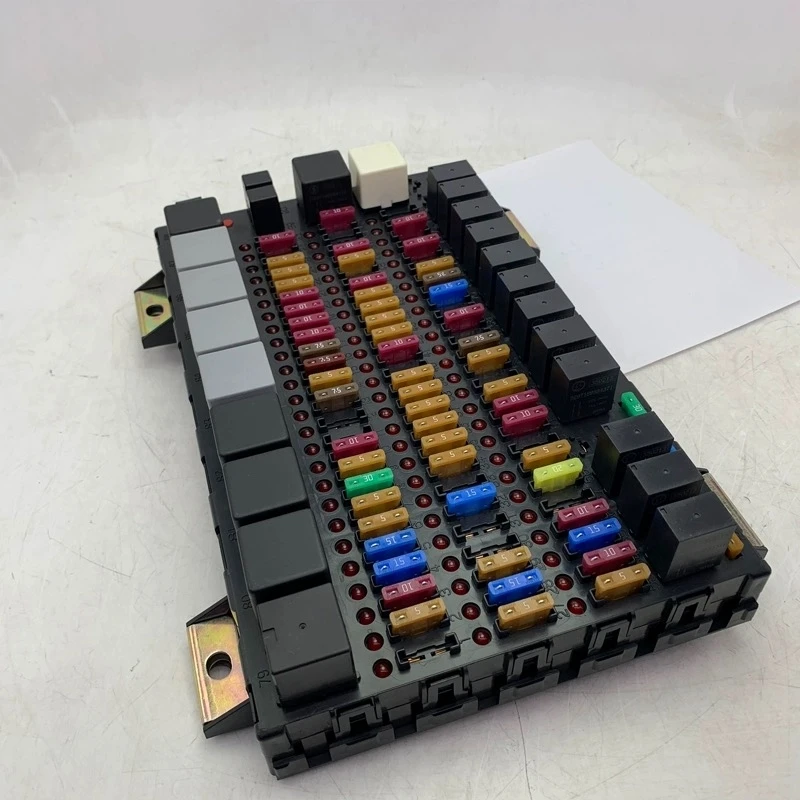 DZ96189584323	SHACMAN H3000 Fuse box