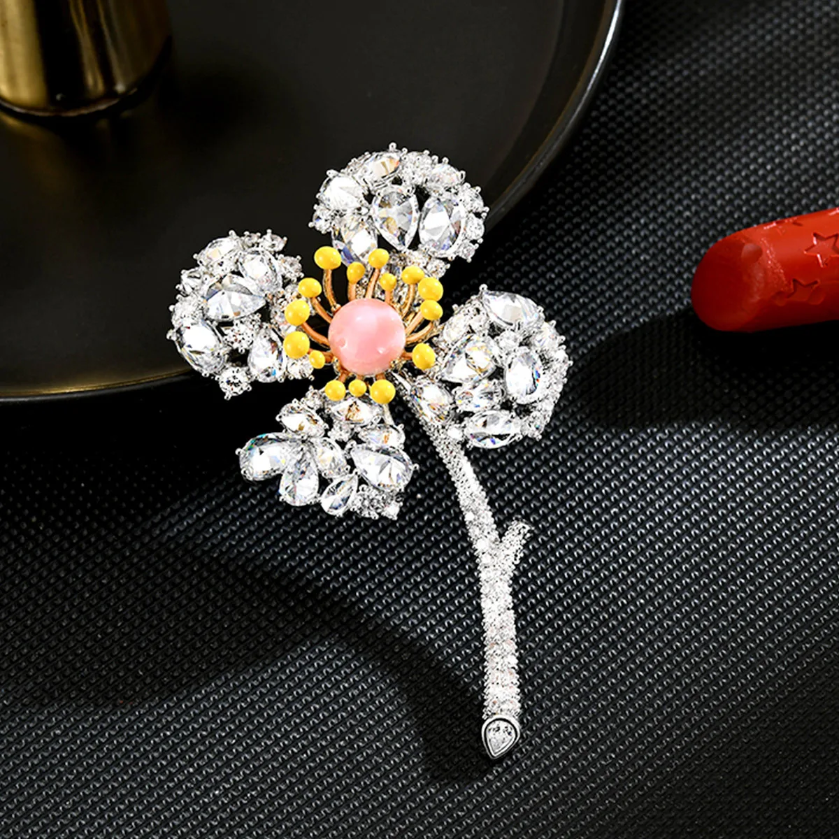 

New Light Luxury Pink Conch Inlaid Flower Brooch Fashion Luxury Bouquet Pin Anti‑Exposure Corsage