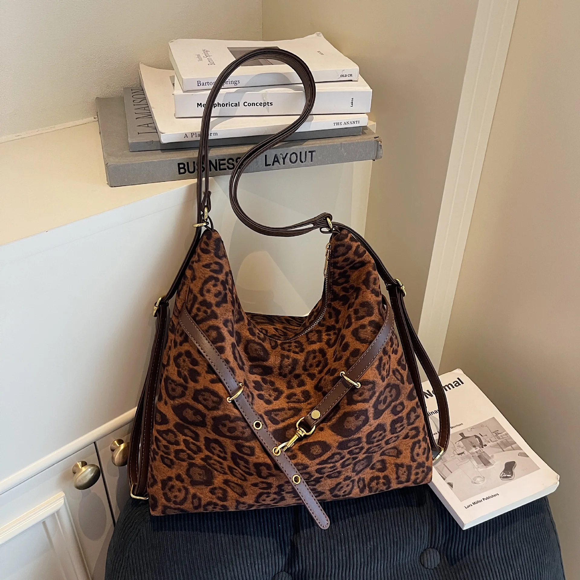 

2025 Niche Leopard Tote Bag, Spacious Shoulder Purse for Women, Versatile Backpack, Minimalist Day to Night Crossbody, Textured