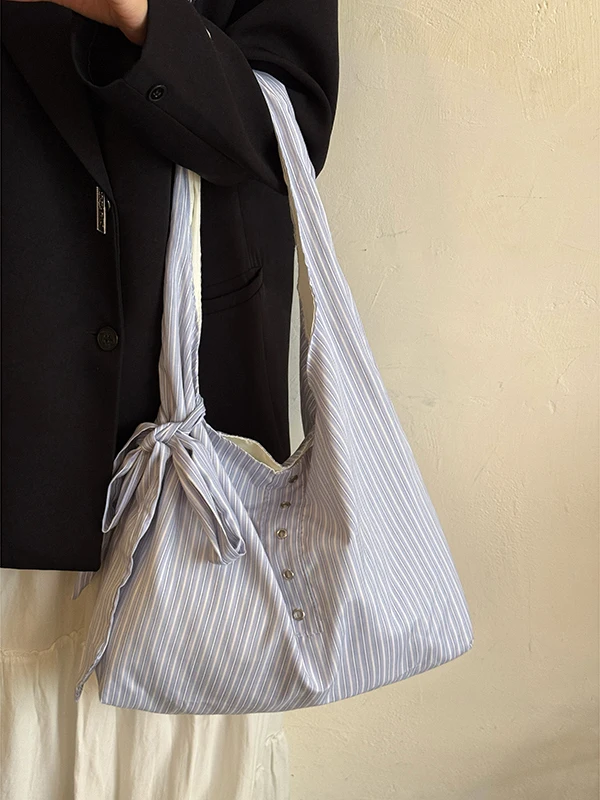 حقيبة قماشية كبيرة السعة بنمط كوري مخططة باللون الأزرق، حقيبة كتف واحدة للنساء مع عقدة، حقيبة تسوق عادية