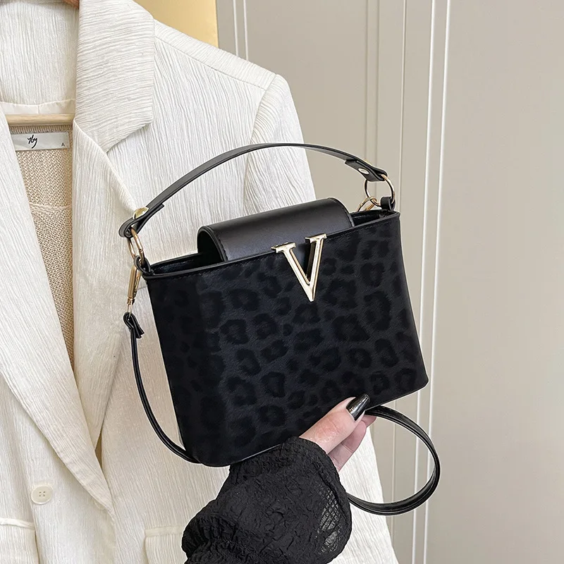 

2025 Big Work Tote for Professionals Spacious Laptop Bag Multi-functional Shoulder Crossbody Purse Waterproof Nylon Commuter Bag