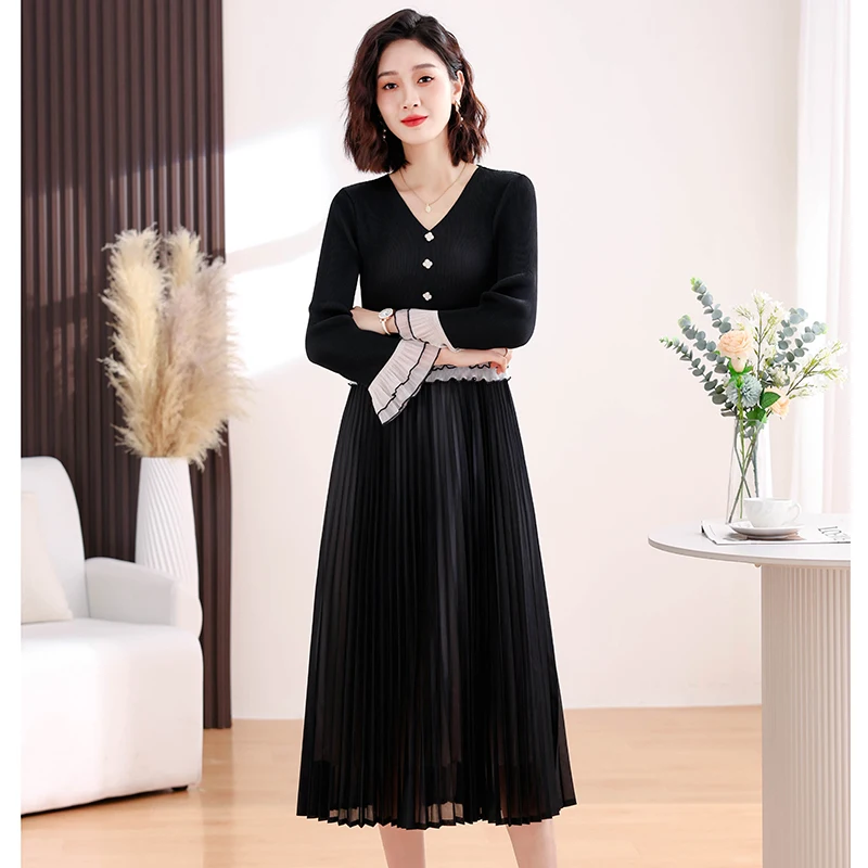 2024 Spring New Three Mansion Pleated Magic Dress for Women's Western Style Slimming High end Printed Large V-neck Dress