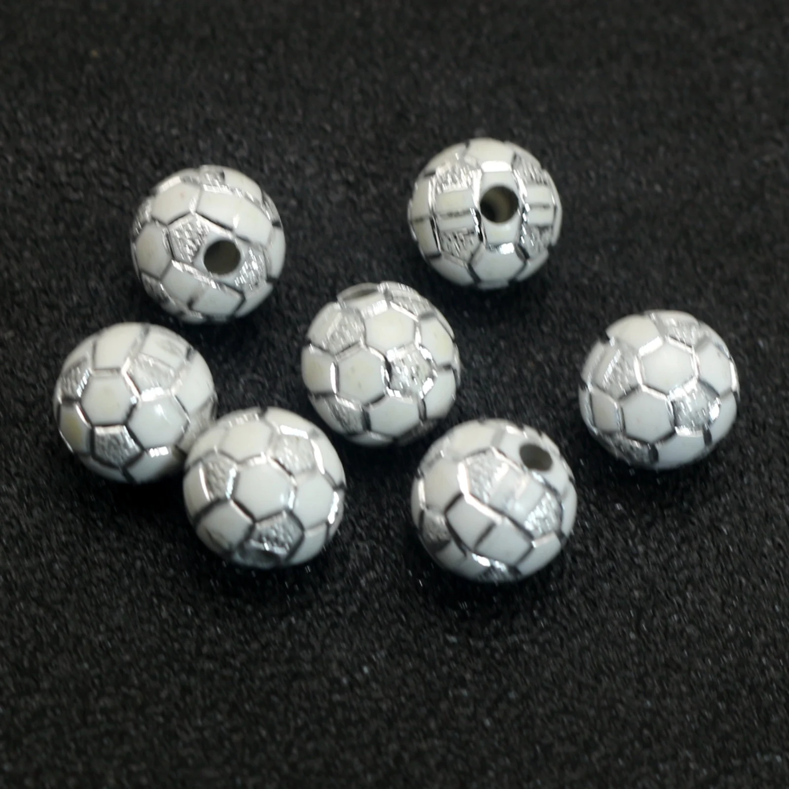 100 białych błyszczących akrylowych okrągłych koralików piłkarskich 10 mm