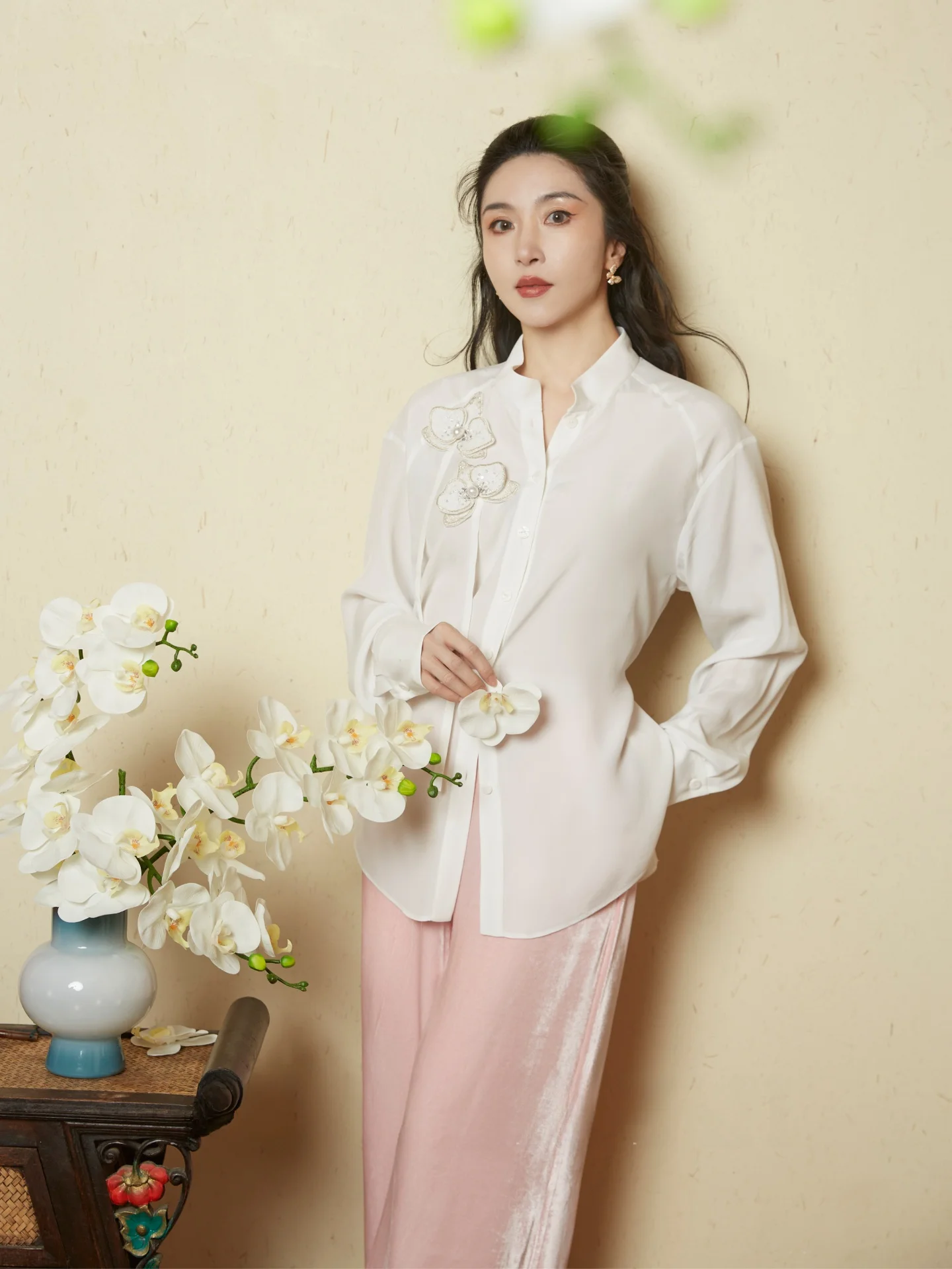 

Рубашка Xuan Ying Ji из смесового шелка с вышивкой орхидеи, универсальная, простого кроя, укороченная, женская, весенняя, модная